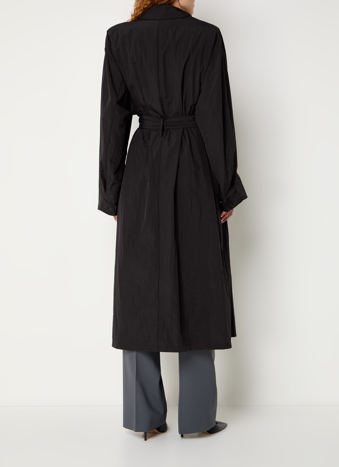 The Frankie Shop Jude double-breasted trenchcoat met strikceintuur - achterkant zwart