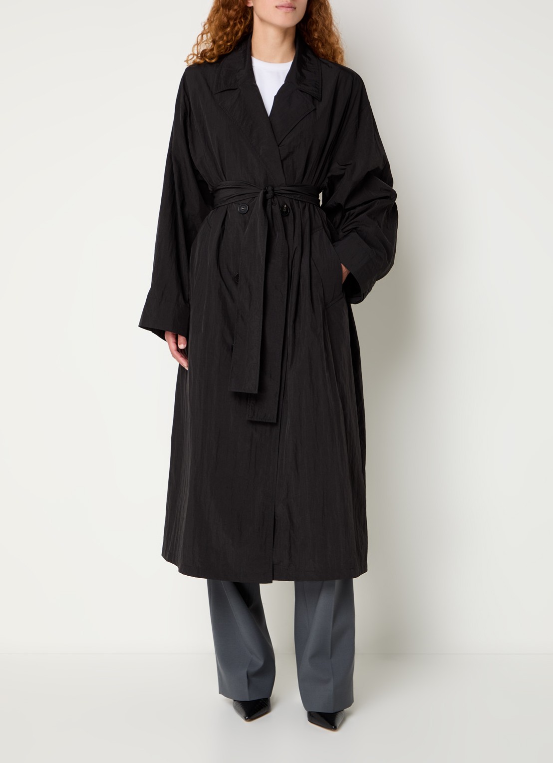 The Frankie Shop Jude double-breasted trenchcoat met strikceintuur - detail 4 zwart