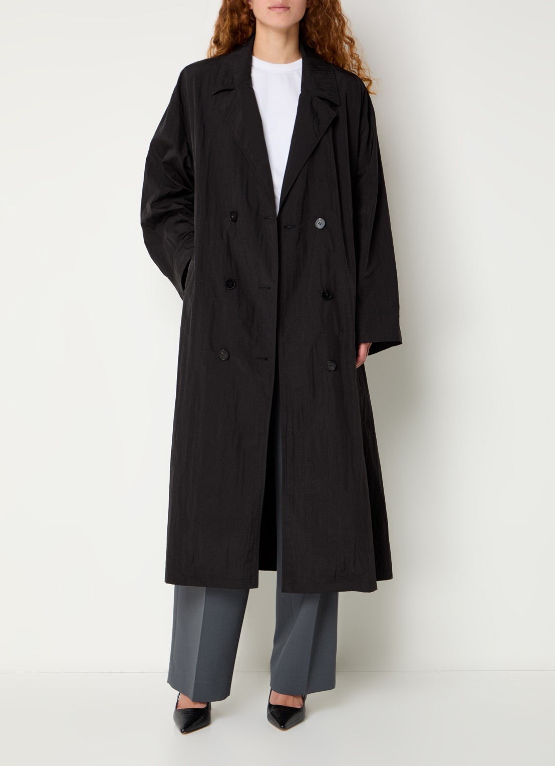 The Frankie Shop Jude double-breasted trenchcoat met strikceintuur - voorkant 3 zwart