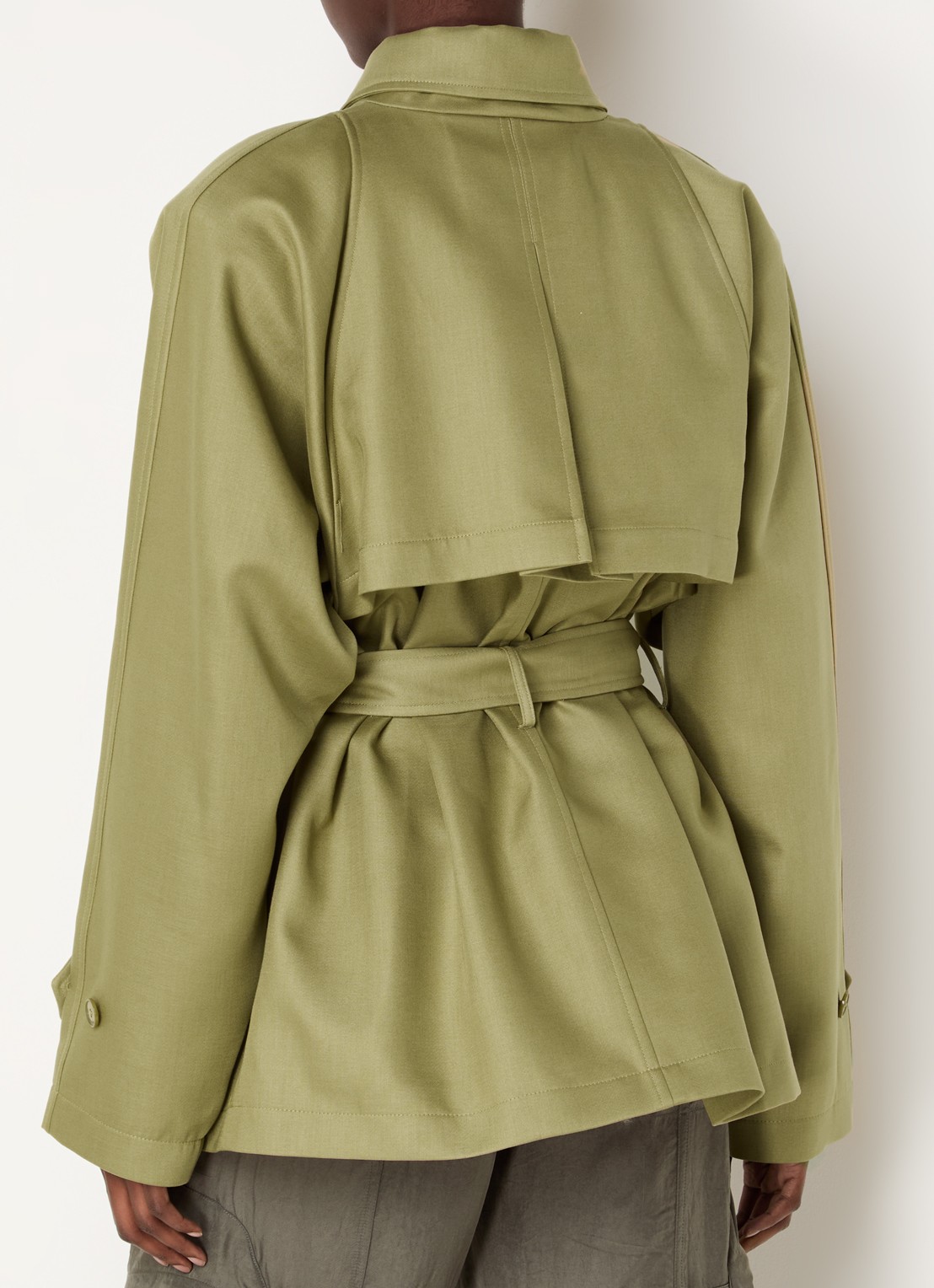 The Frankie Shop Kelia jack met ceintuur en klepzakken - achterkant bronsgroen