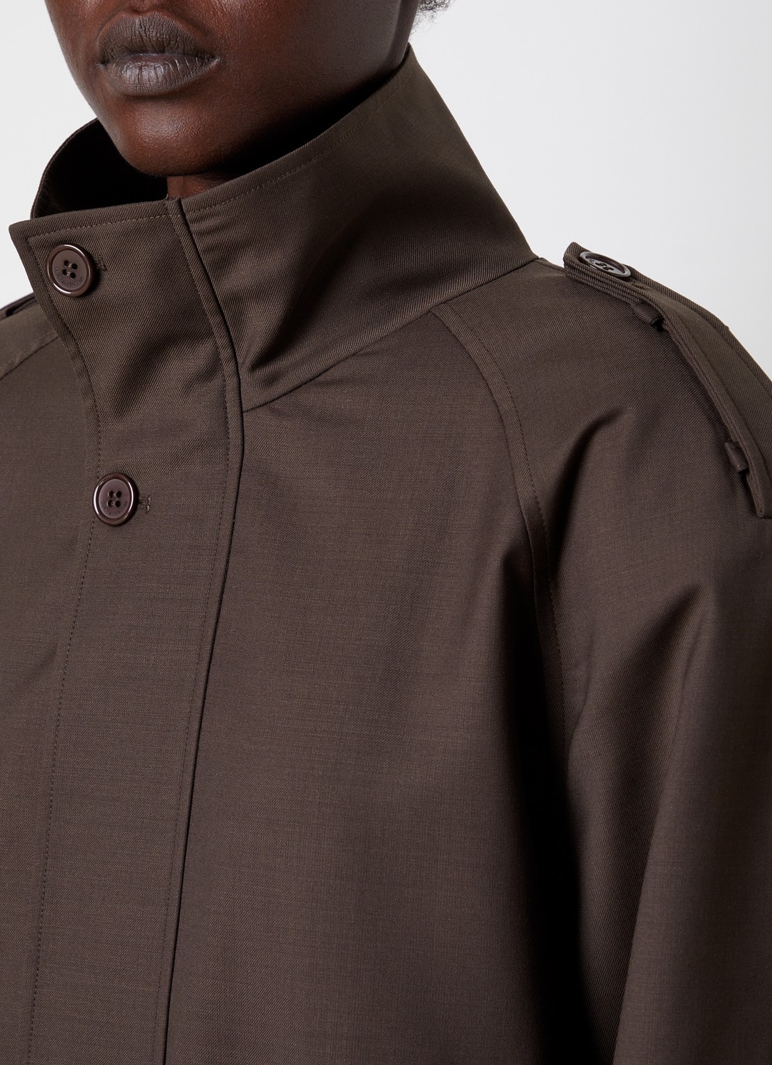 The Frankie Shop Kelly bomberjack in wolblend met schoudervulling en opstaande kraag - detail 6 donkerbruin