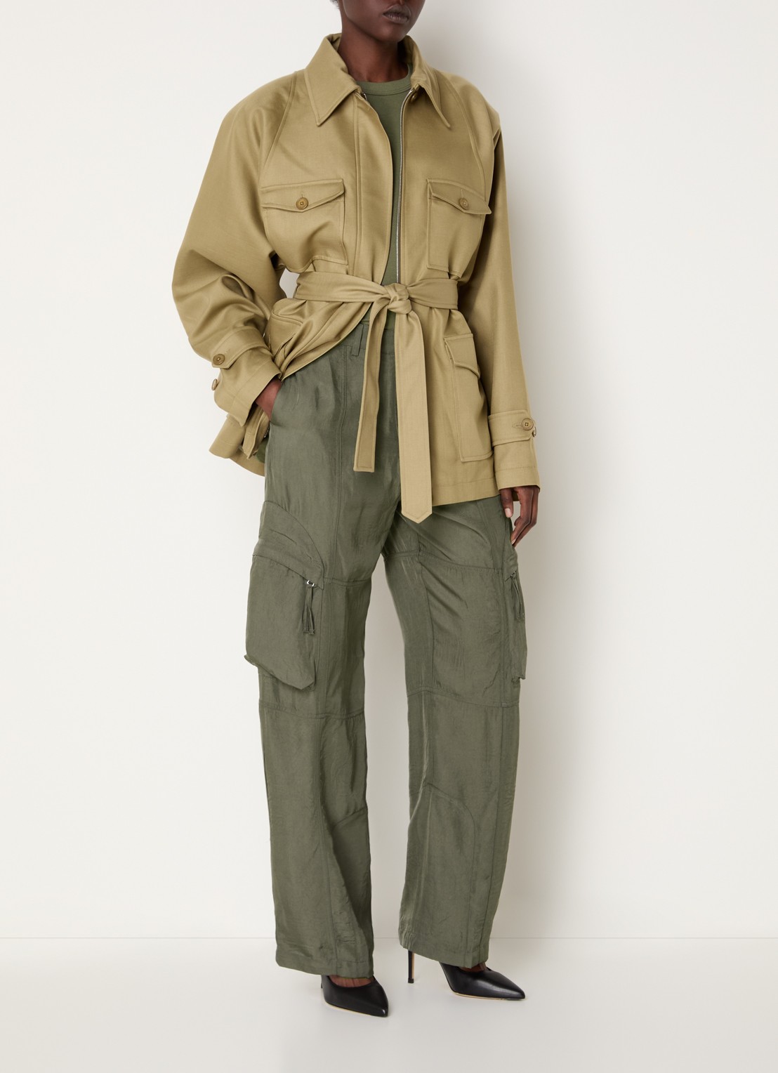The Frankie Shop Kelly high waist loose fit cargobroek met ritszakken - voorkant 2 legergroen