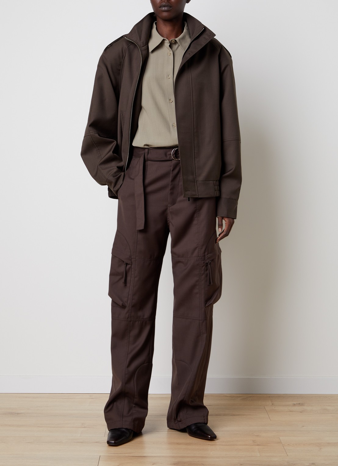 The Frankie Shop Kelly high waist straight fit cargobroek in wolblend - voorkant 4 donkerbruin