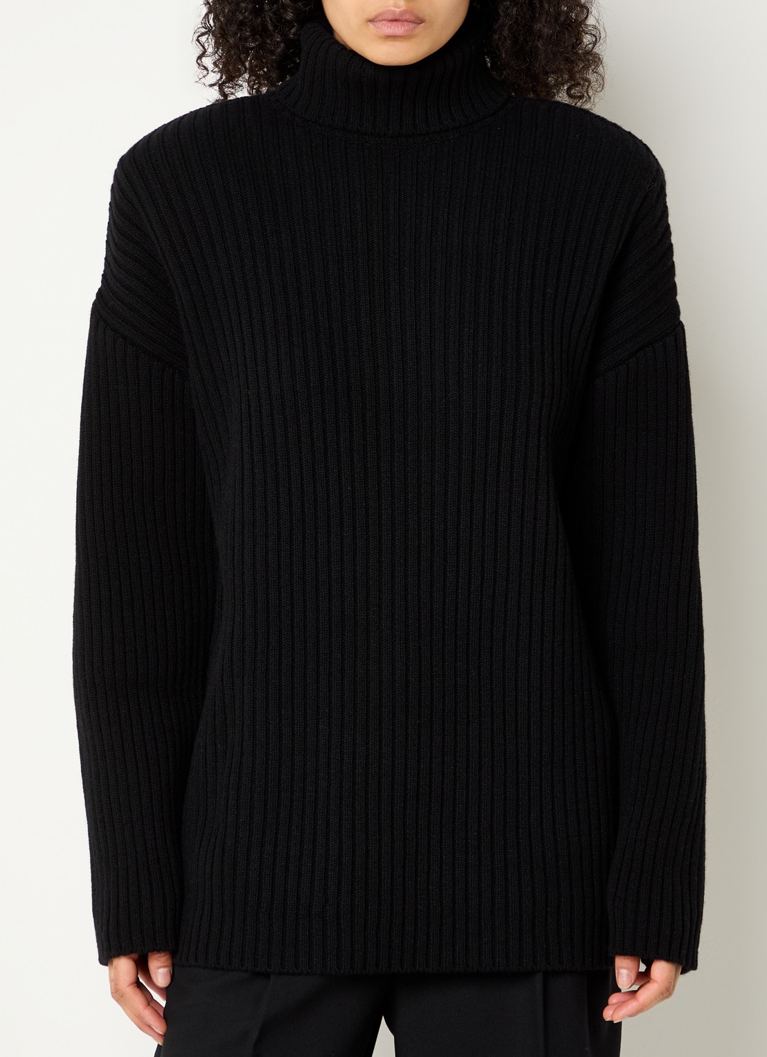 The Frankie Shop Lindall ribgebreide trui in wolblend met col en schoudervulling - detail 3 zwart