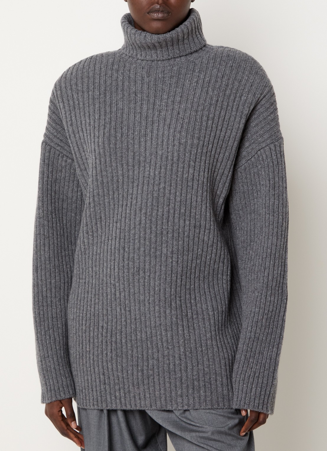 The Frankie Shop Lindall ribgebreide trui in wolblend met col en schoudervulling - detail grijs