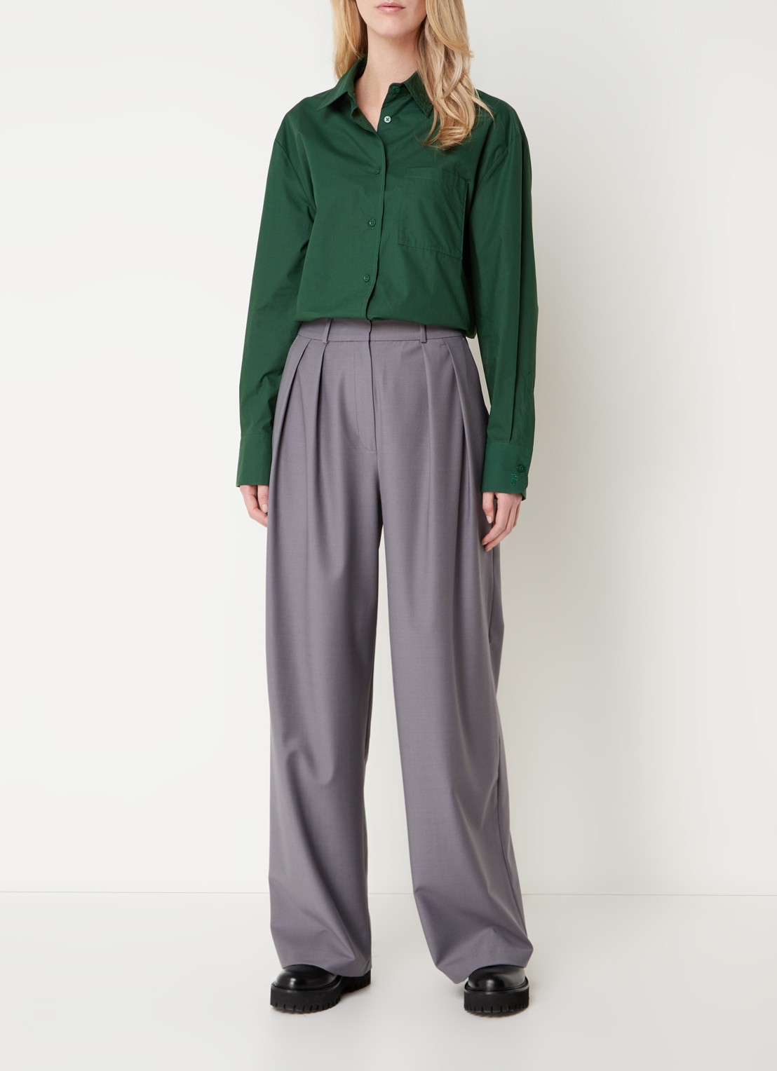 The Frankie Shop  Lui oversized blouse met borstzak  - voorkant 2 groen
