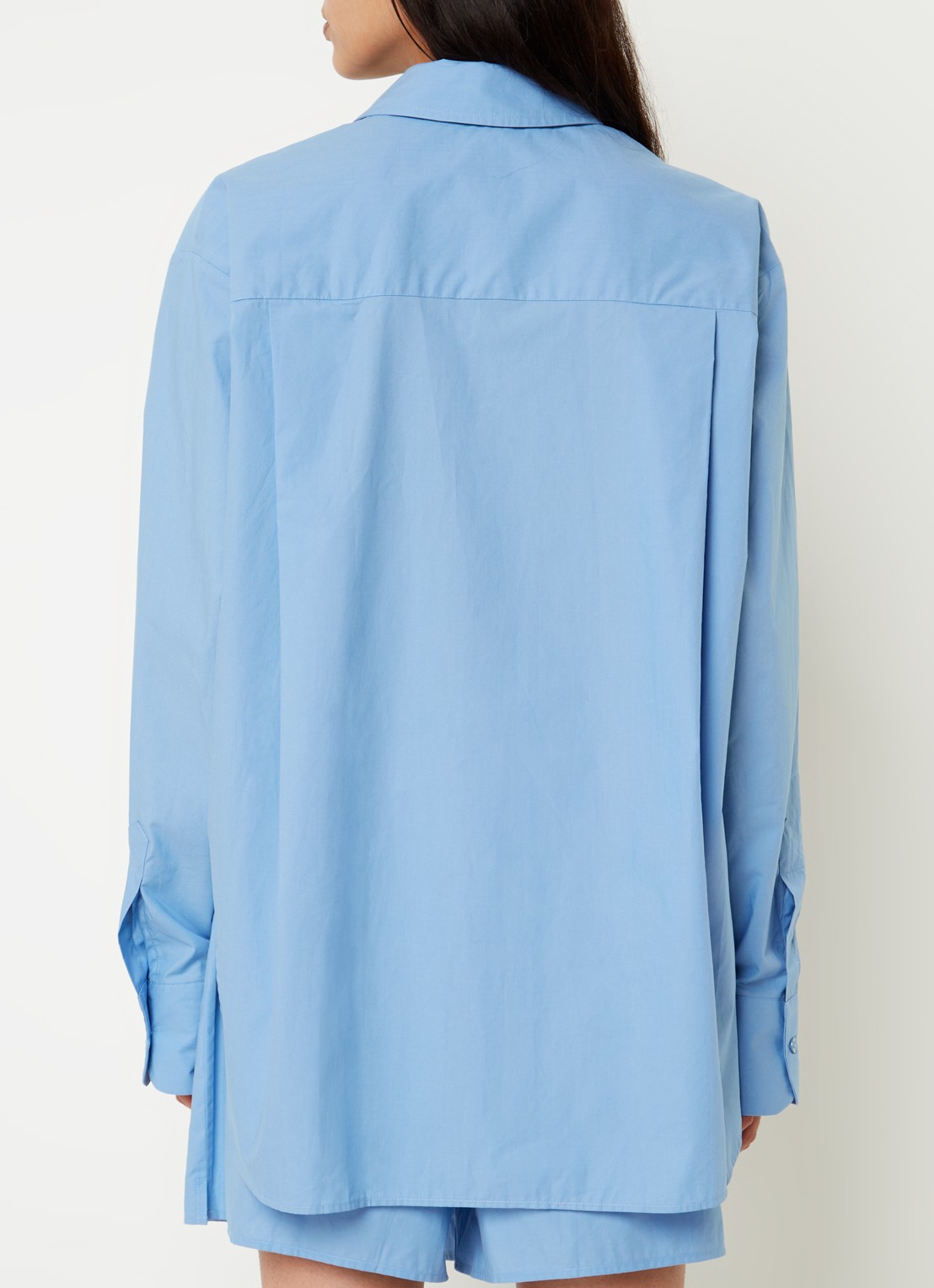 The Frankie Shop  Lui oversized blouse met borstzak  - achterkant lichtblauw