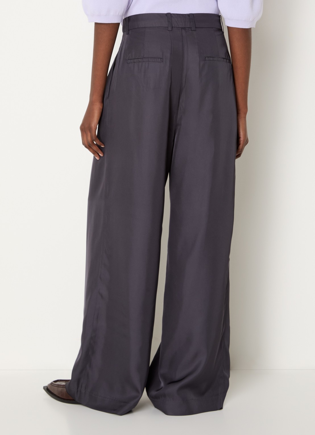 The Frankie Shop Mara Fluid mid waist wide fit pantalon met glanzende finish - achterkant 4 donkergrijs