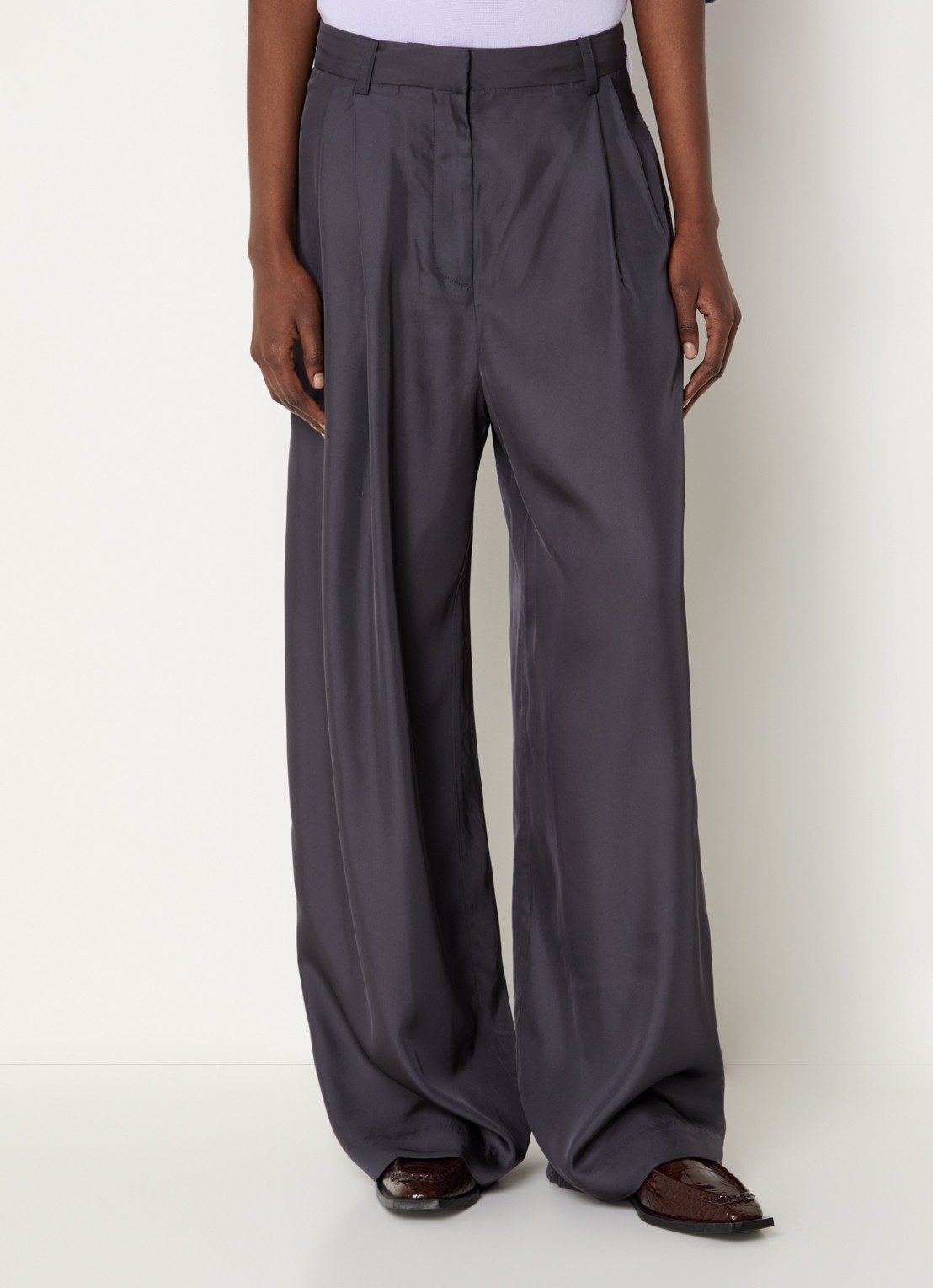 The Frankie Shop Mara Fluid mid waist wide fit pantalon met glanzende finish - detail 3 donkergrijs