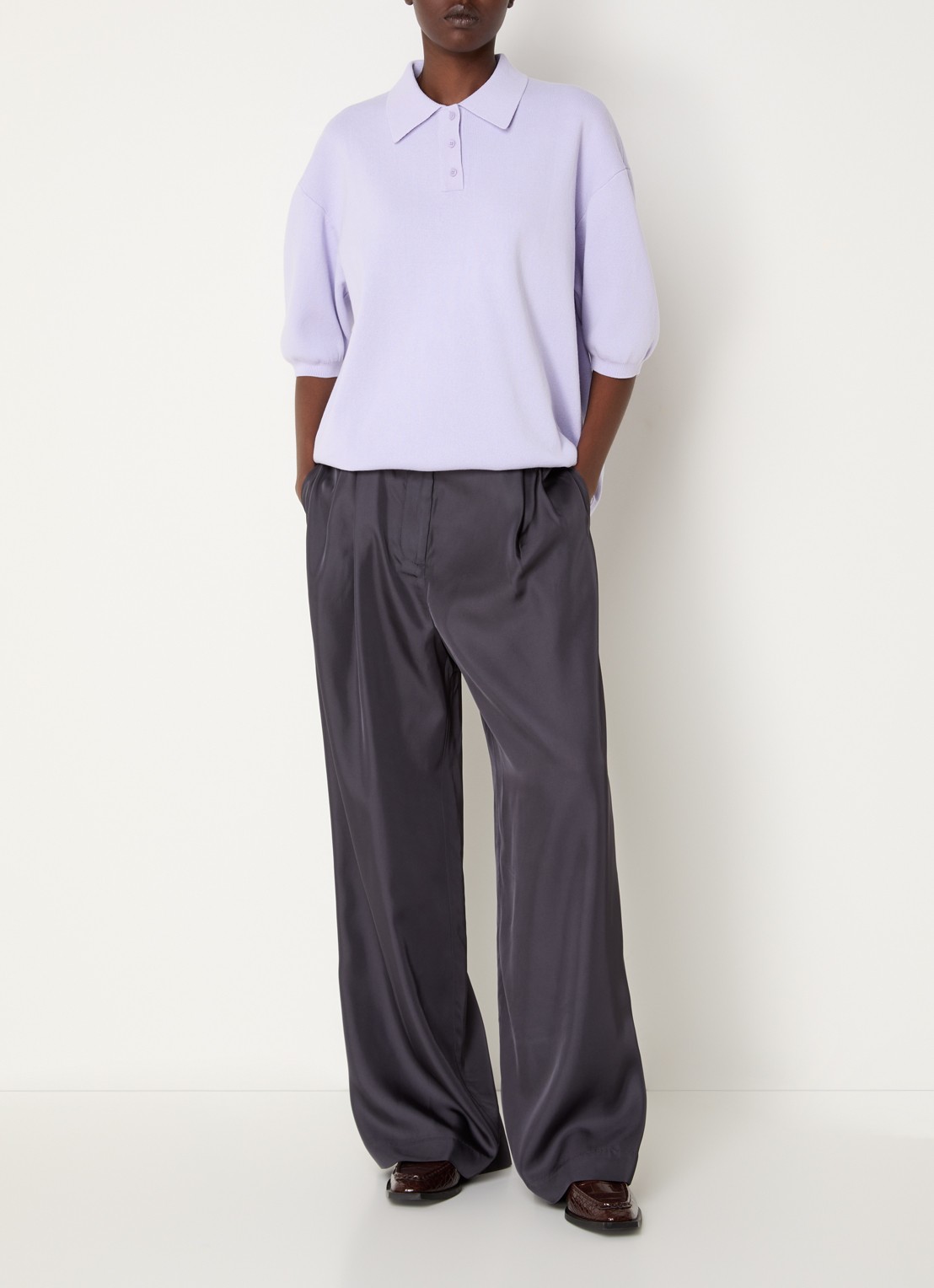 The Frankie Shop Mara Fluid mid waist wide fit pantalon met glanzende finish - voorkant 2 donkergrijs