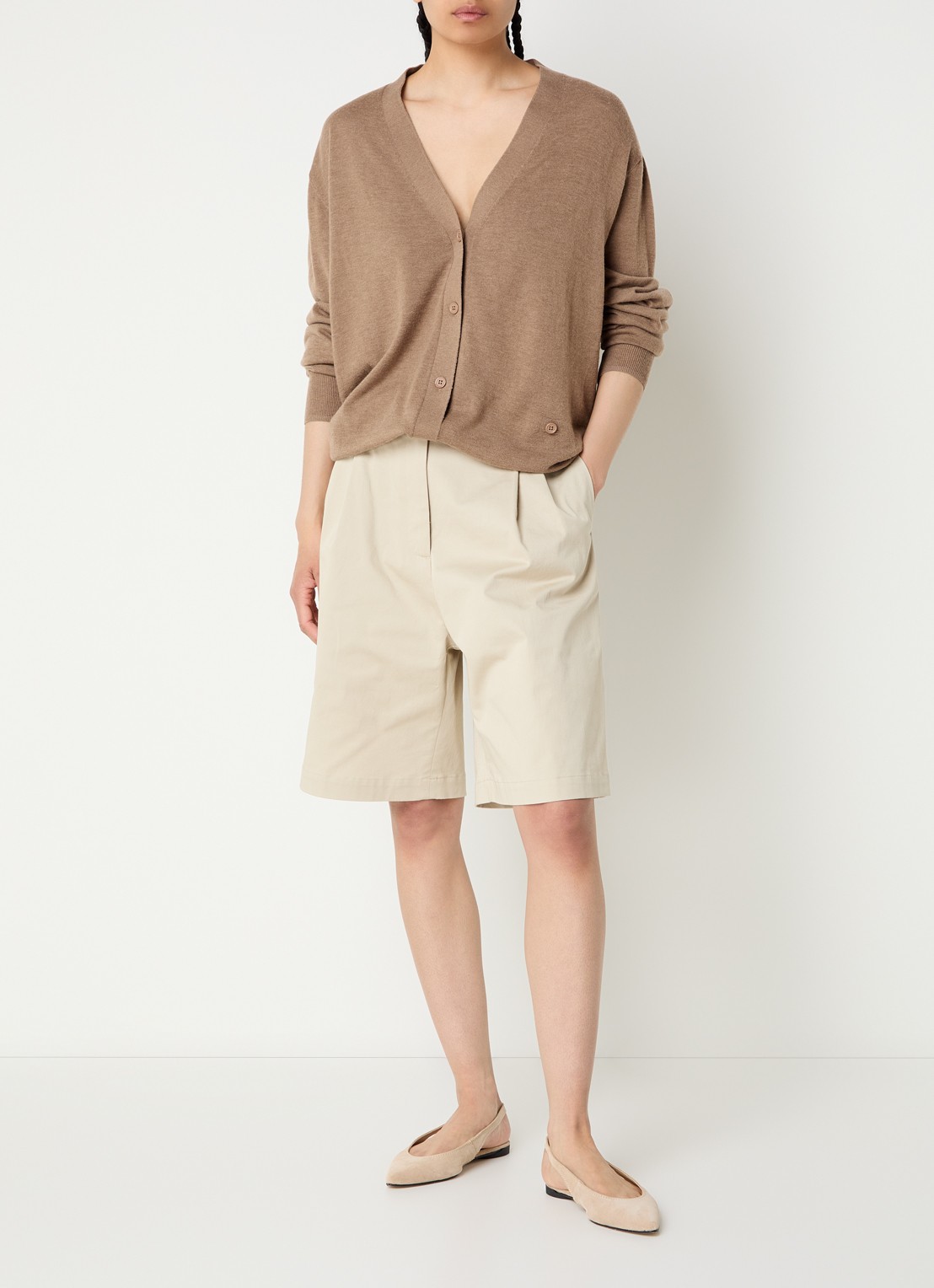 The Frankie Shop Marfa high waist wide fit korte broek met steekzakken  - voorkant 2 beige