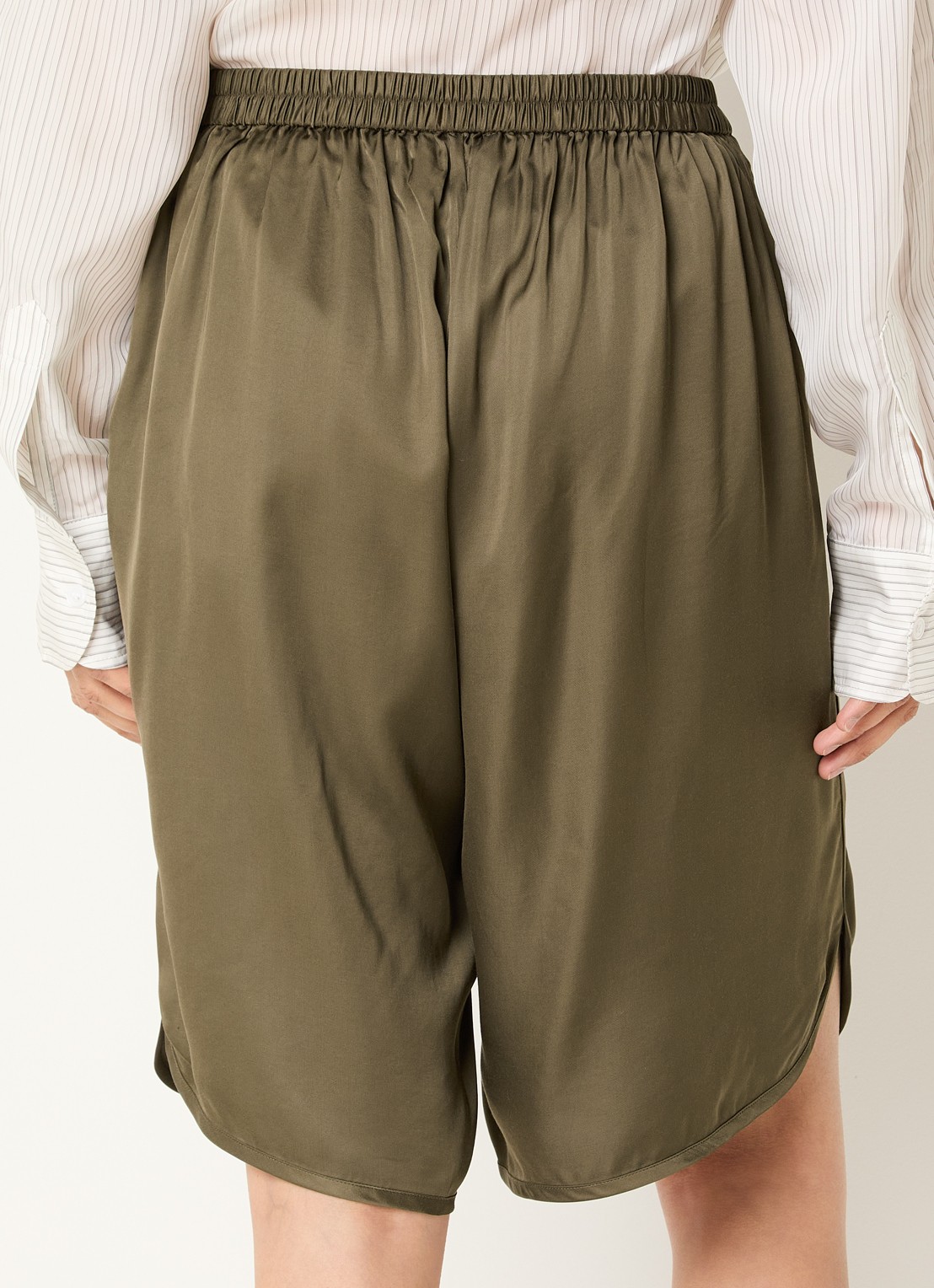 The Frankie Shop Nelis high waist straight fit korte broek van satijn - achterkant 3 olijfgroen