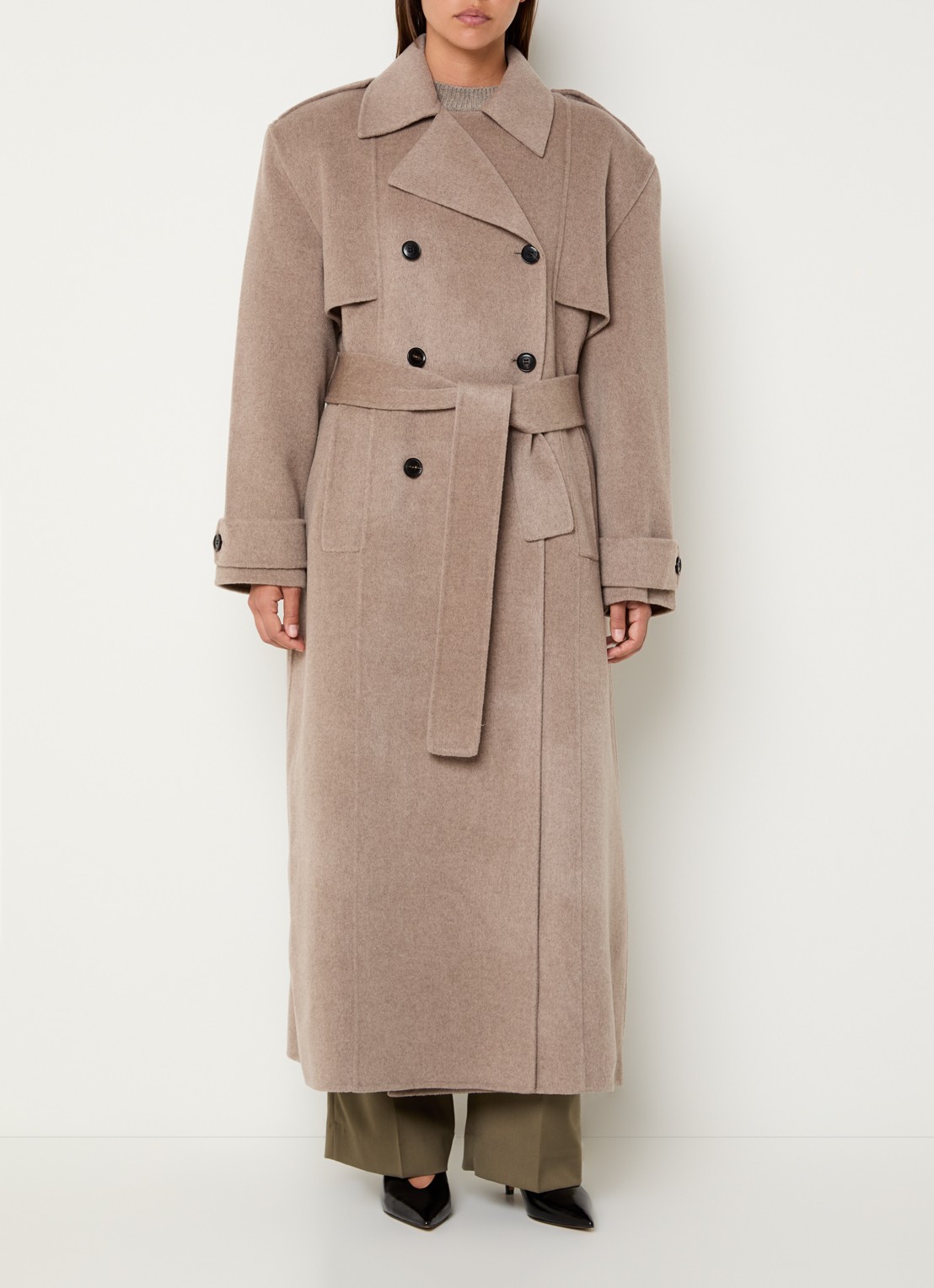 The Frankie Shop Nikola trenchcoat in kasjmierblend met schoudervulling - detail 2 donkerbeige