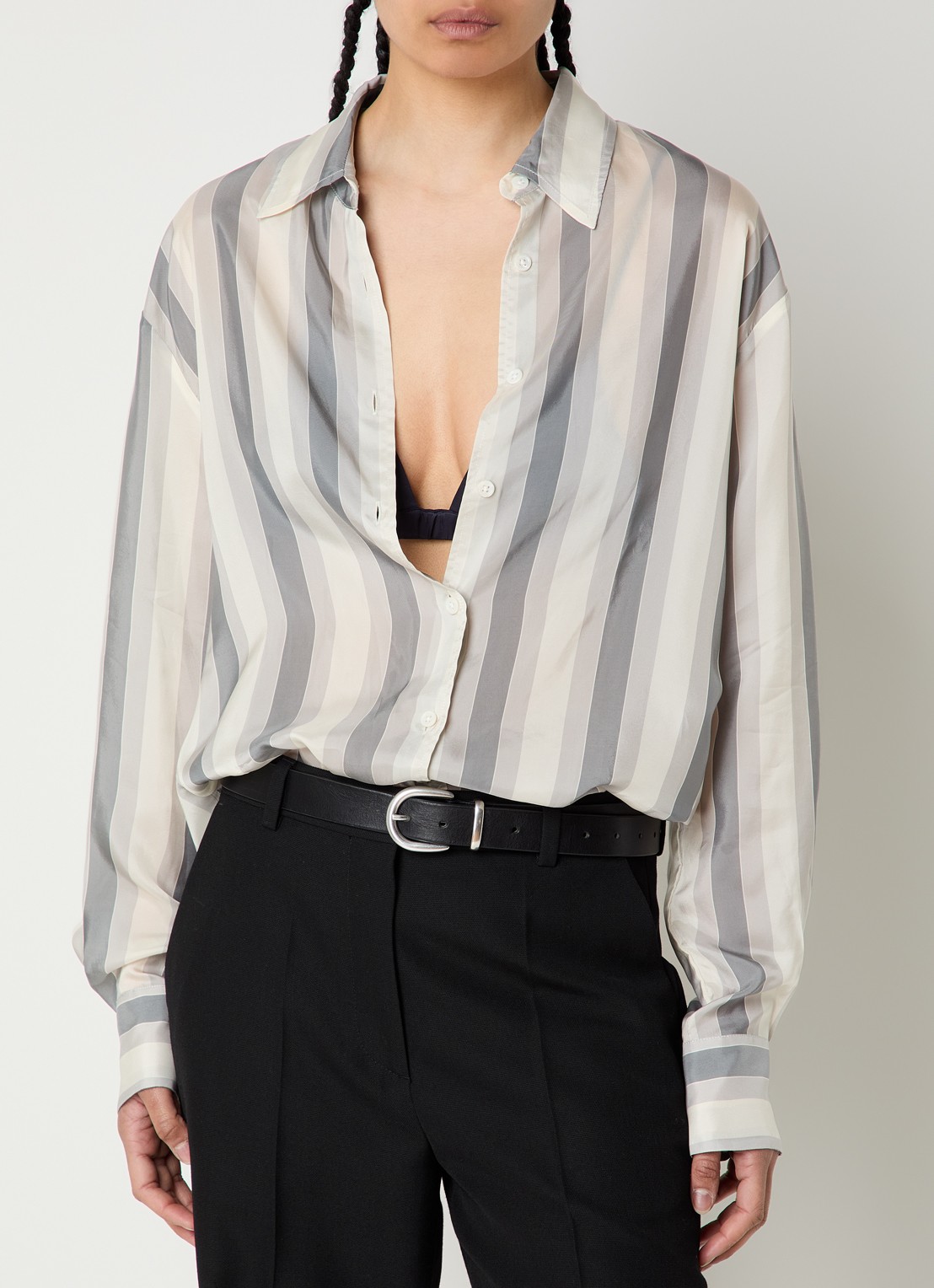 The Frankie Shop Nina bralette van satijn  - detail donkerblauw