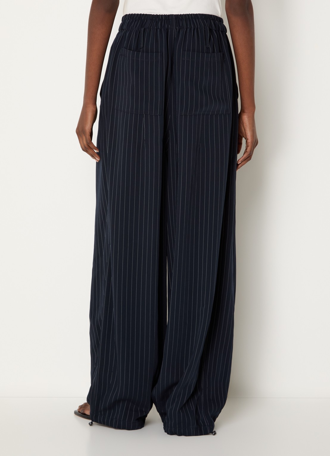 The Frankie Shop Oakdale mid waist balloon fit broek met steekzakken - achterkant donkerblauw