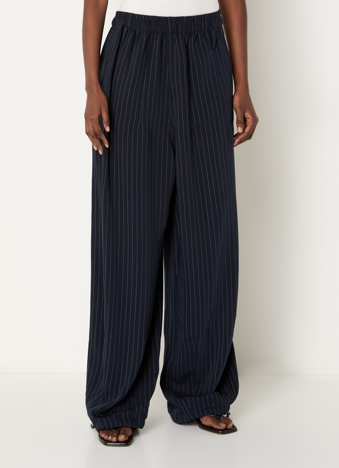 The Frankie Shop Oakdale mid waist balloon fit broek met steekzakken - detail 4 donkerblauw