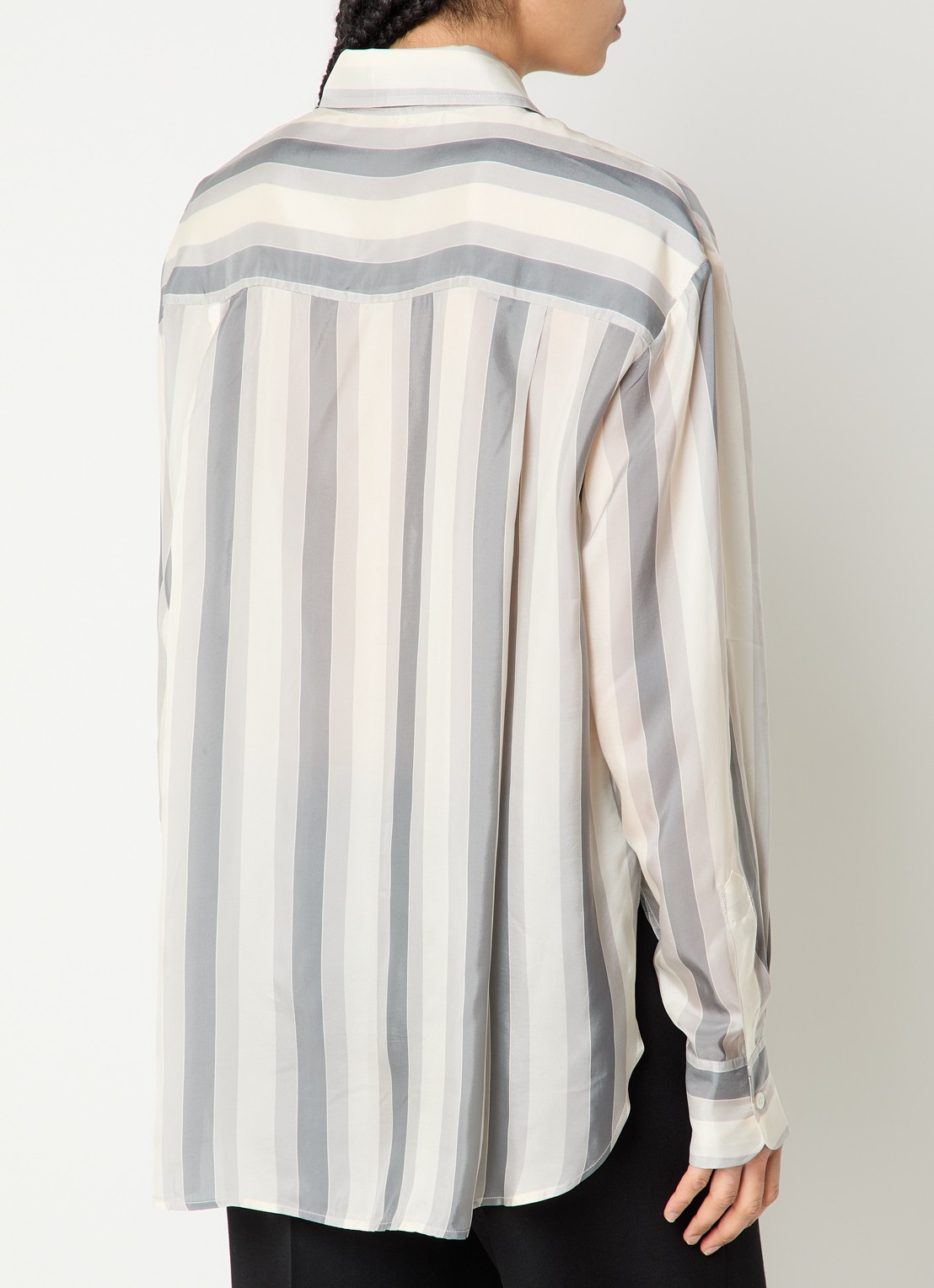The Frankie Shop Peri blouse van satijn met streepprint - achterkant grijs