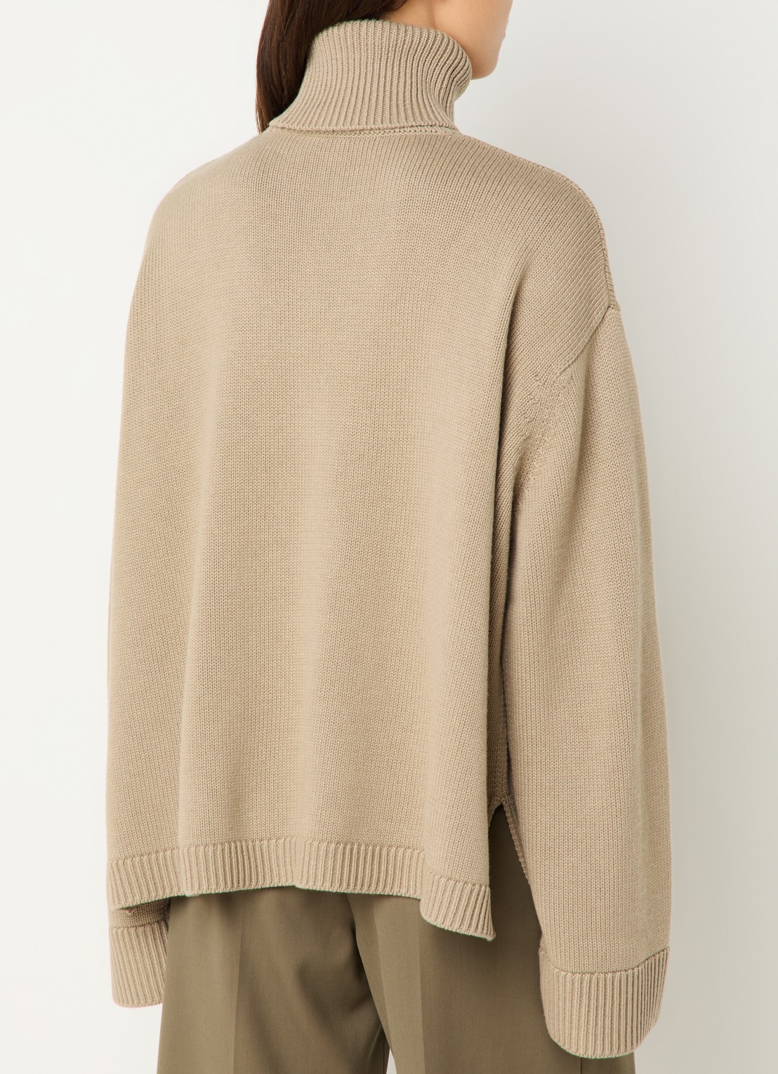 The Frankie Shop Rhea fijngebreide coltrui in wolblend - achterkant 4 khaki