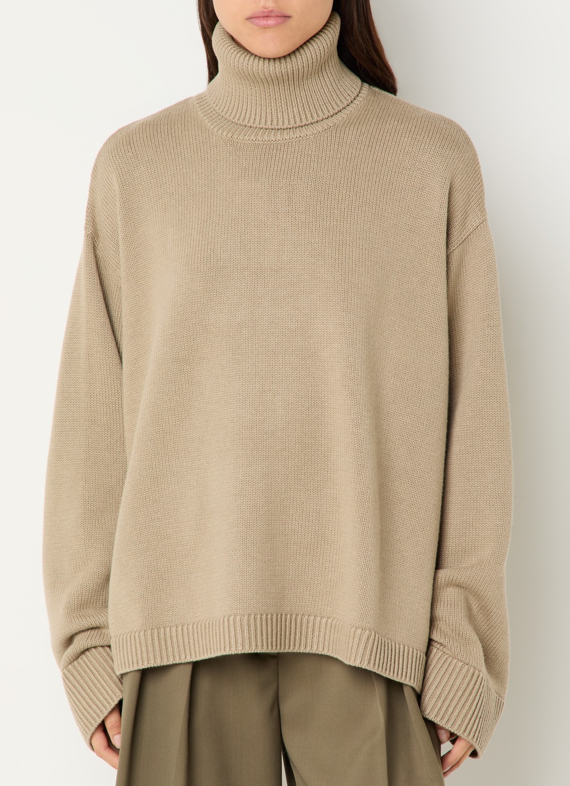 The Frankie Shop Rhea fijngebreide coltrui in wolblend - detail 3 khaki