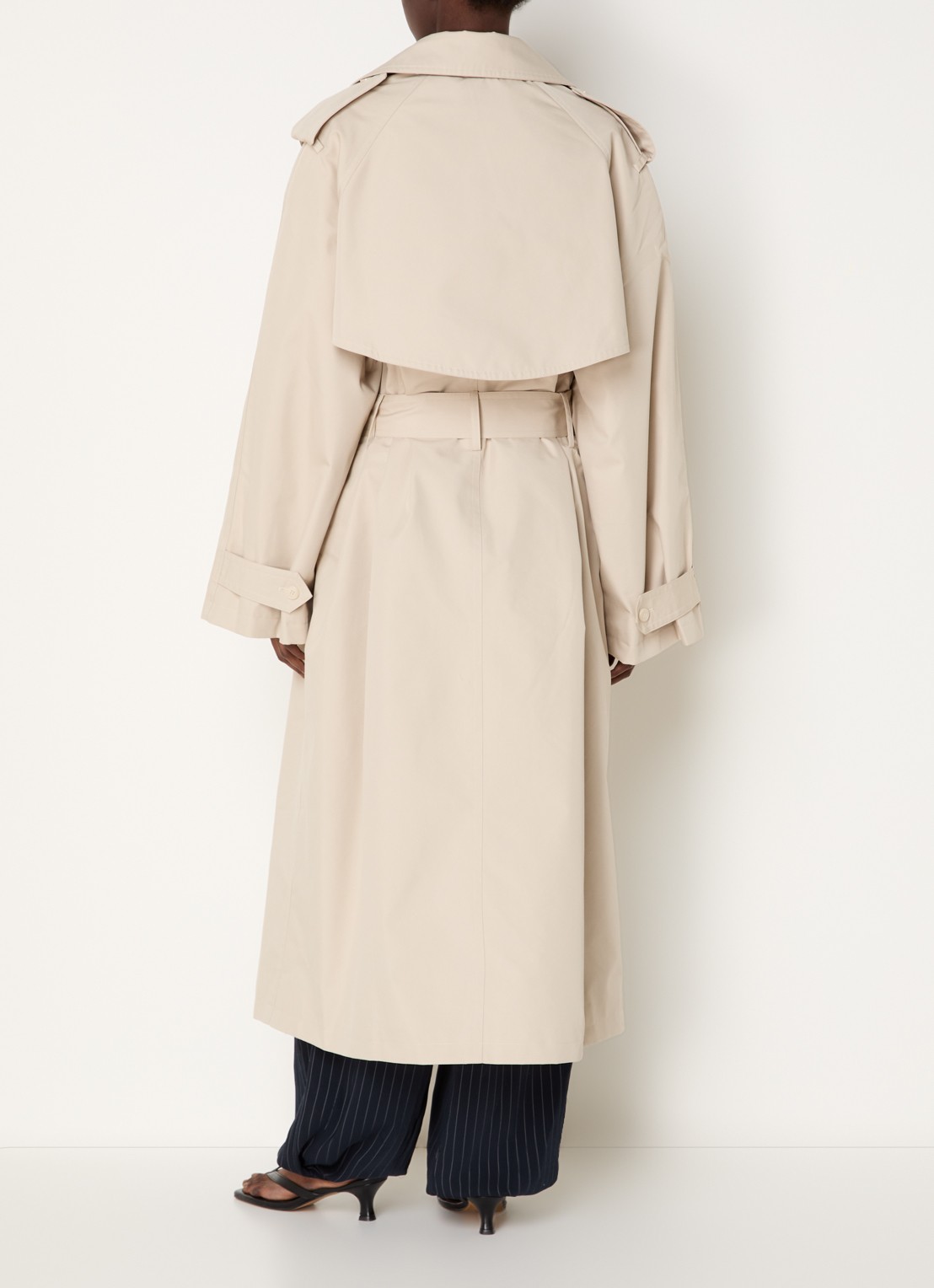 The Frankie Shop Riva double-breasted trenchcoat met ceintuur en steekzakken - achterkant 3 beige
