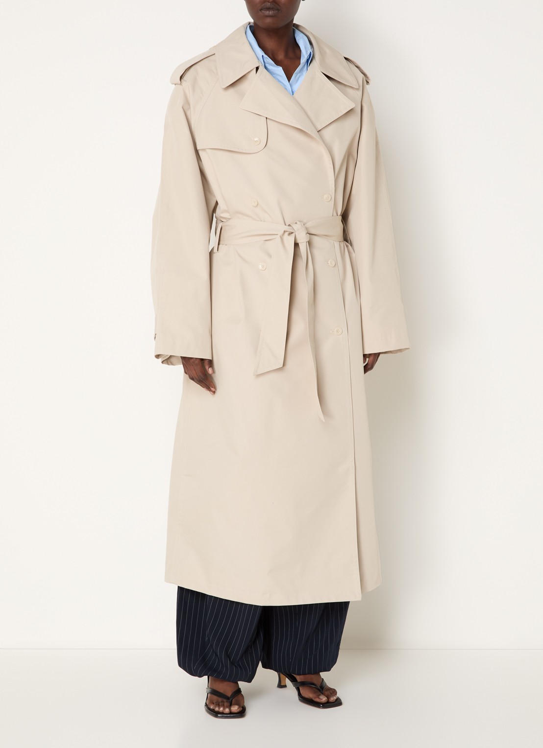 The Frankie Shop Riva double-breasted trenchcoat met ceintuur en steekzakken - detail 4 beige