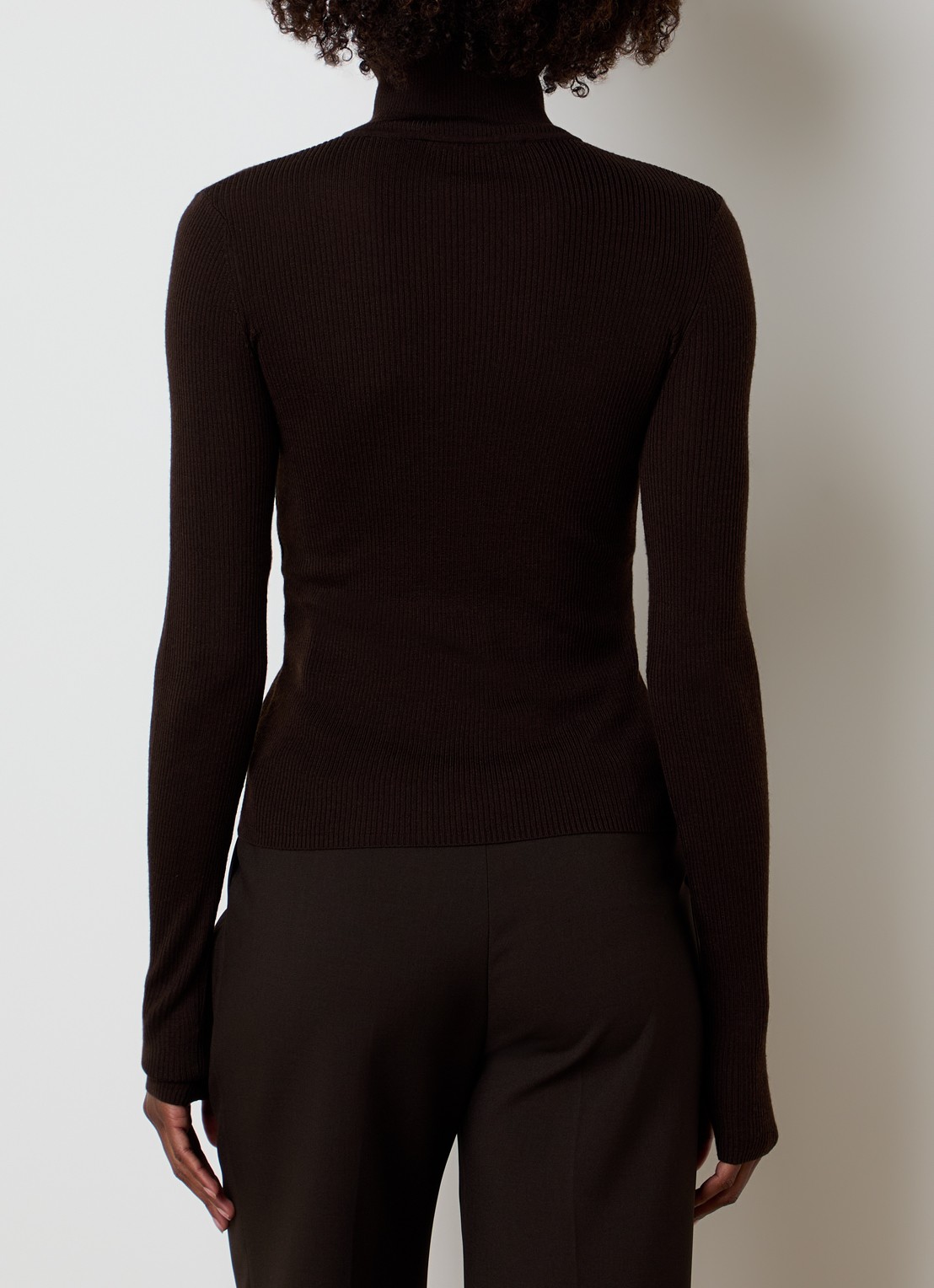 The Frankie Shop Sade fijngebreide pullover in wolblend met halve rits - achterkant 5 donkerbruin