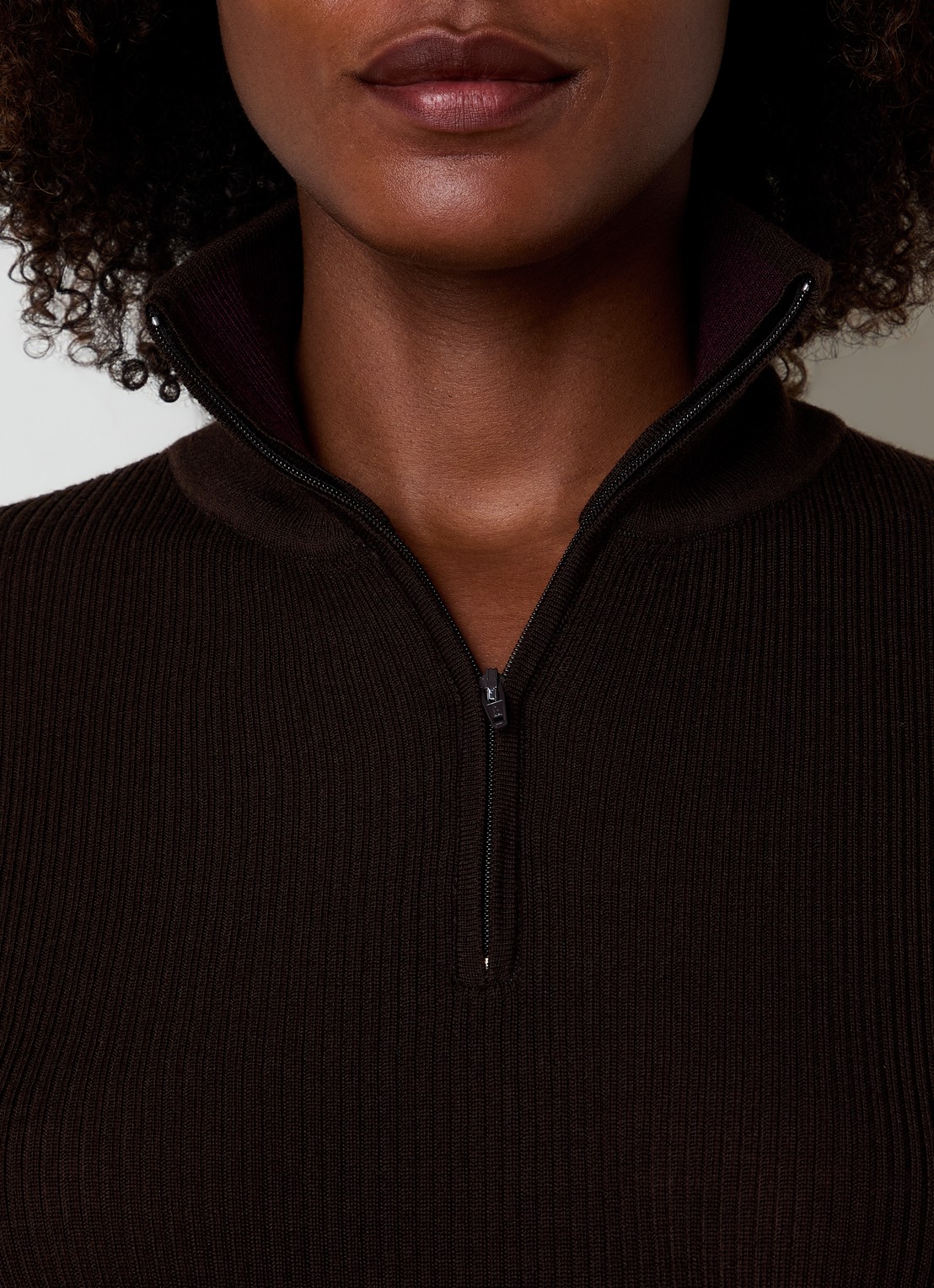 The Frankie Shop Sade fijngebreide pullover in wolblend met halve rits - detail 4 donkerbruin