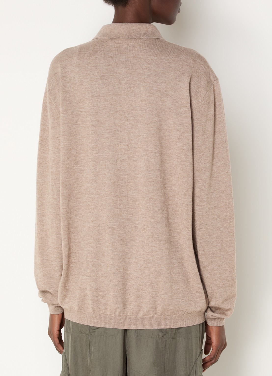 The Frankie Shop Tala fijngebreide pullover in wolblend met polokraag - achterkant lichtbruin
