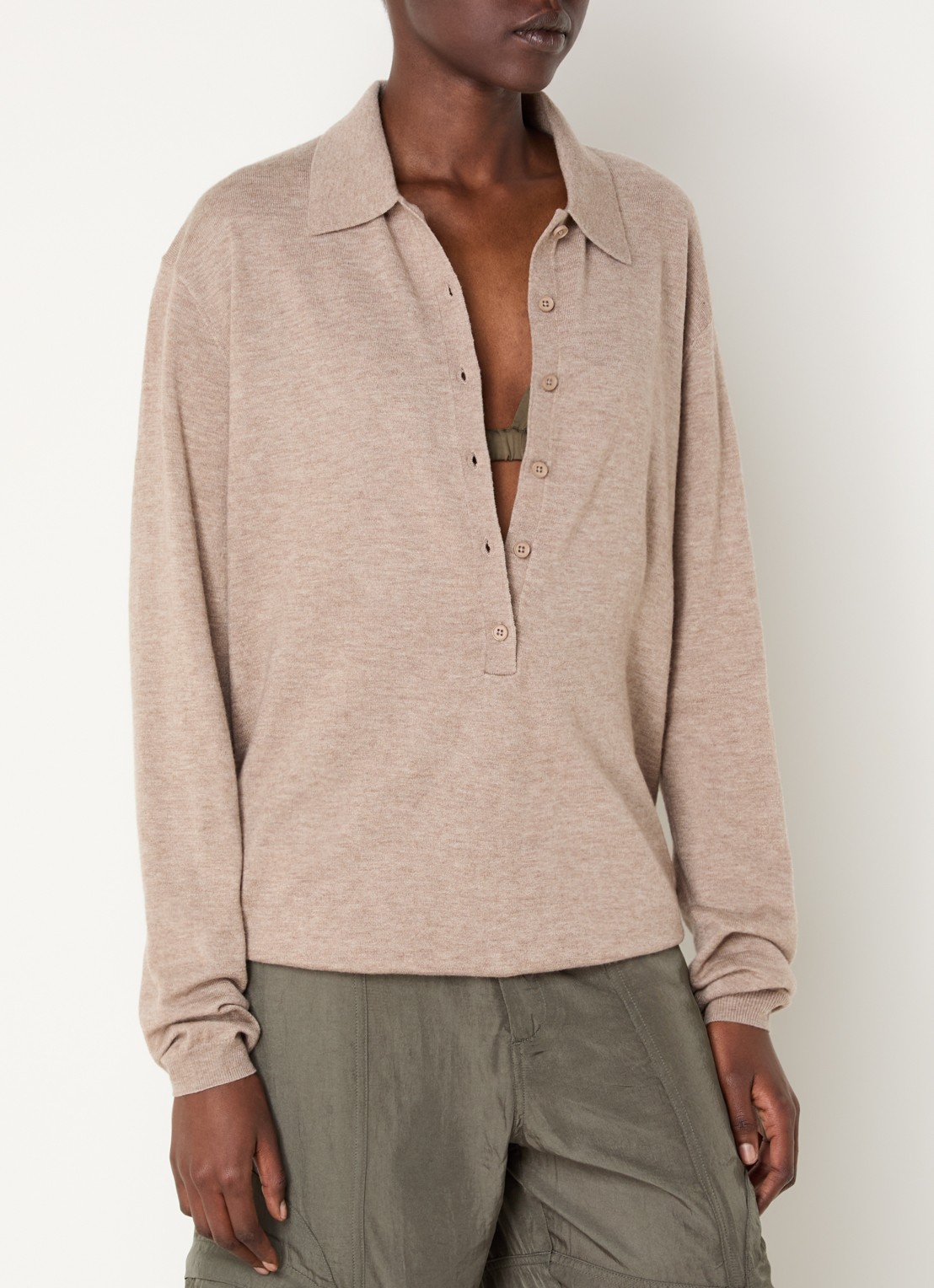 The Frankie Shop Tala fijngebreide pullover in wolblend met polokraag - detail 4 lichtbruin