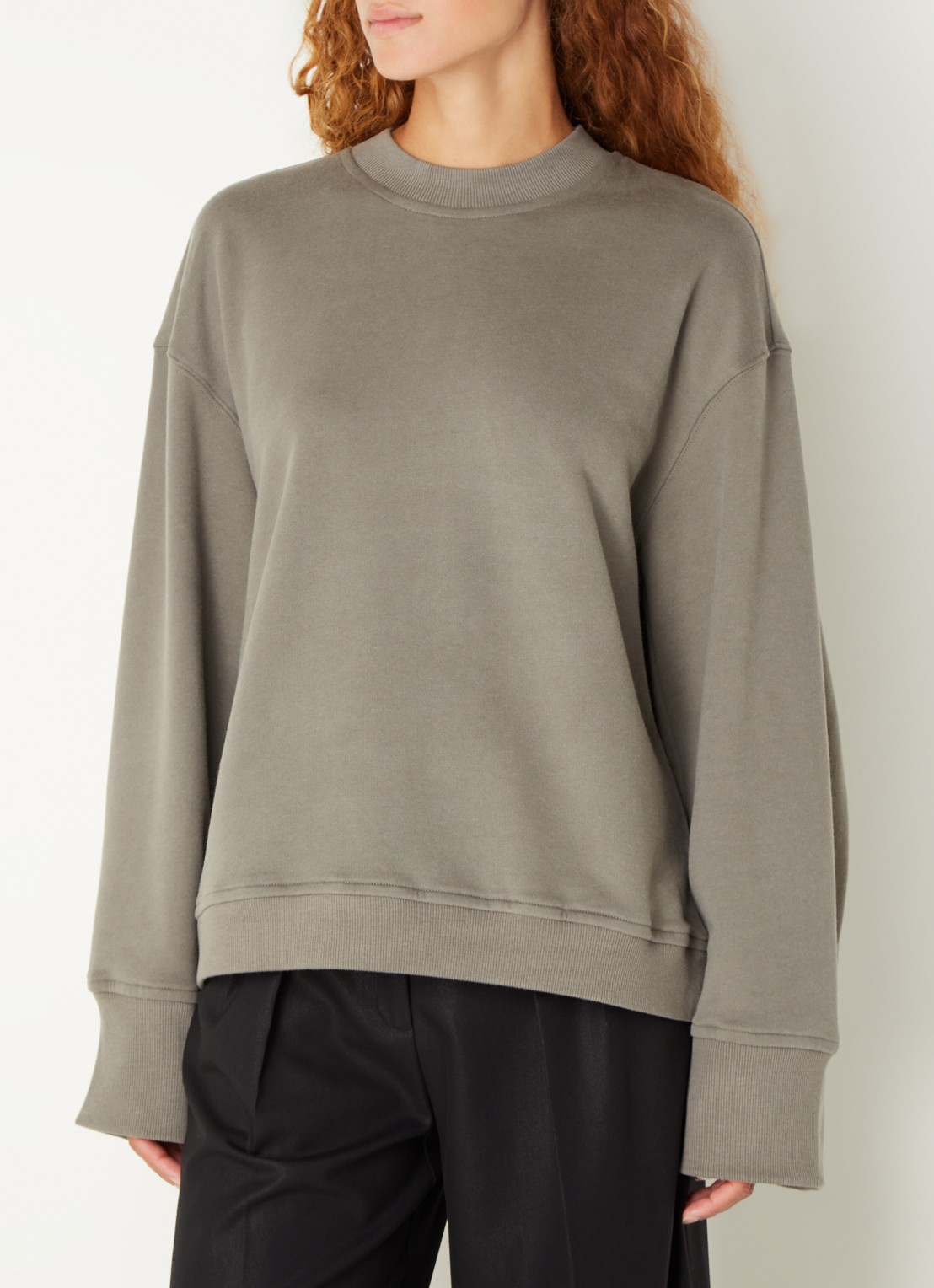 The Frankie Shop Talia sweater met ronde hals - detail olijfgroen