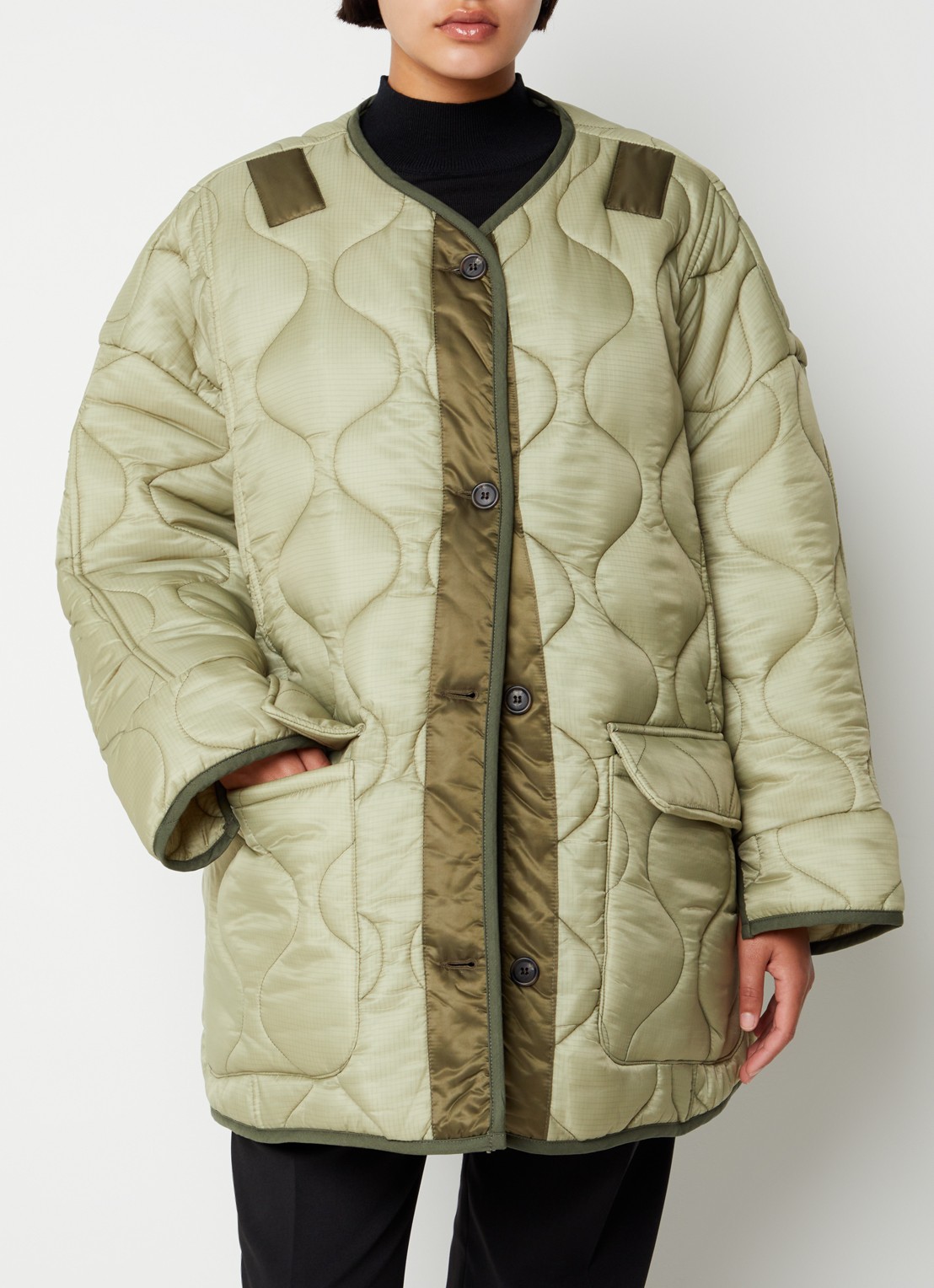 The Frankie Shop Teddy gewatteerde jas met quilt patroon - detail 2 mosgroen