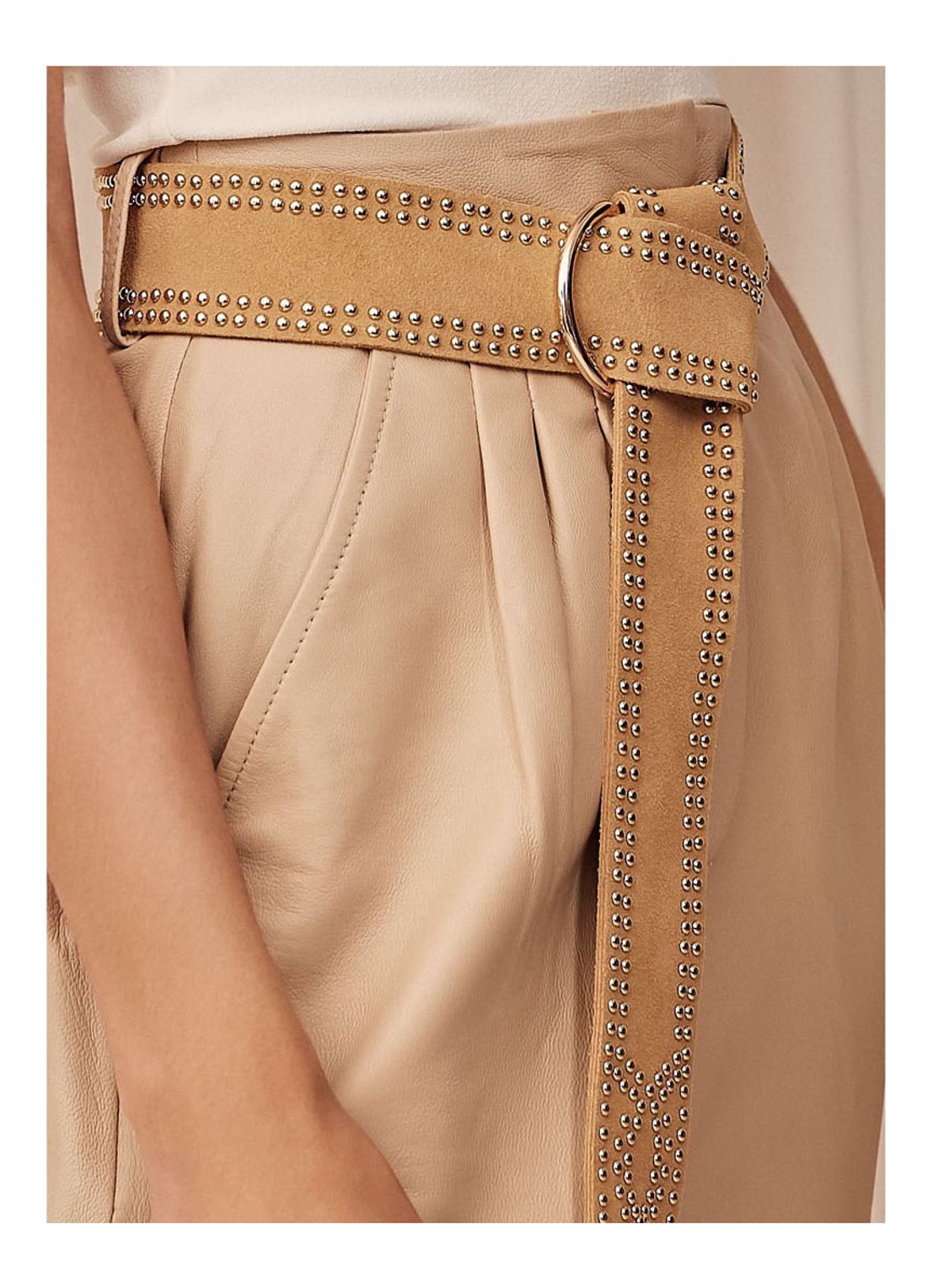 The Kaia Loretta riem van suède  - voorkant 3 beige