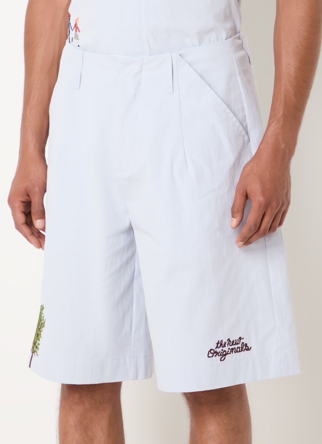 The New Originals Block Party loose fit korte broek met borduring en steekzakken - detail 4 lichtblauw