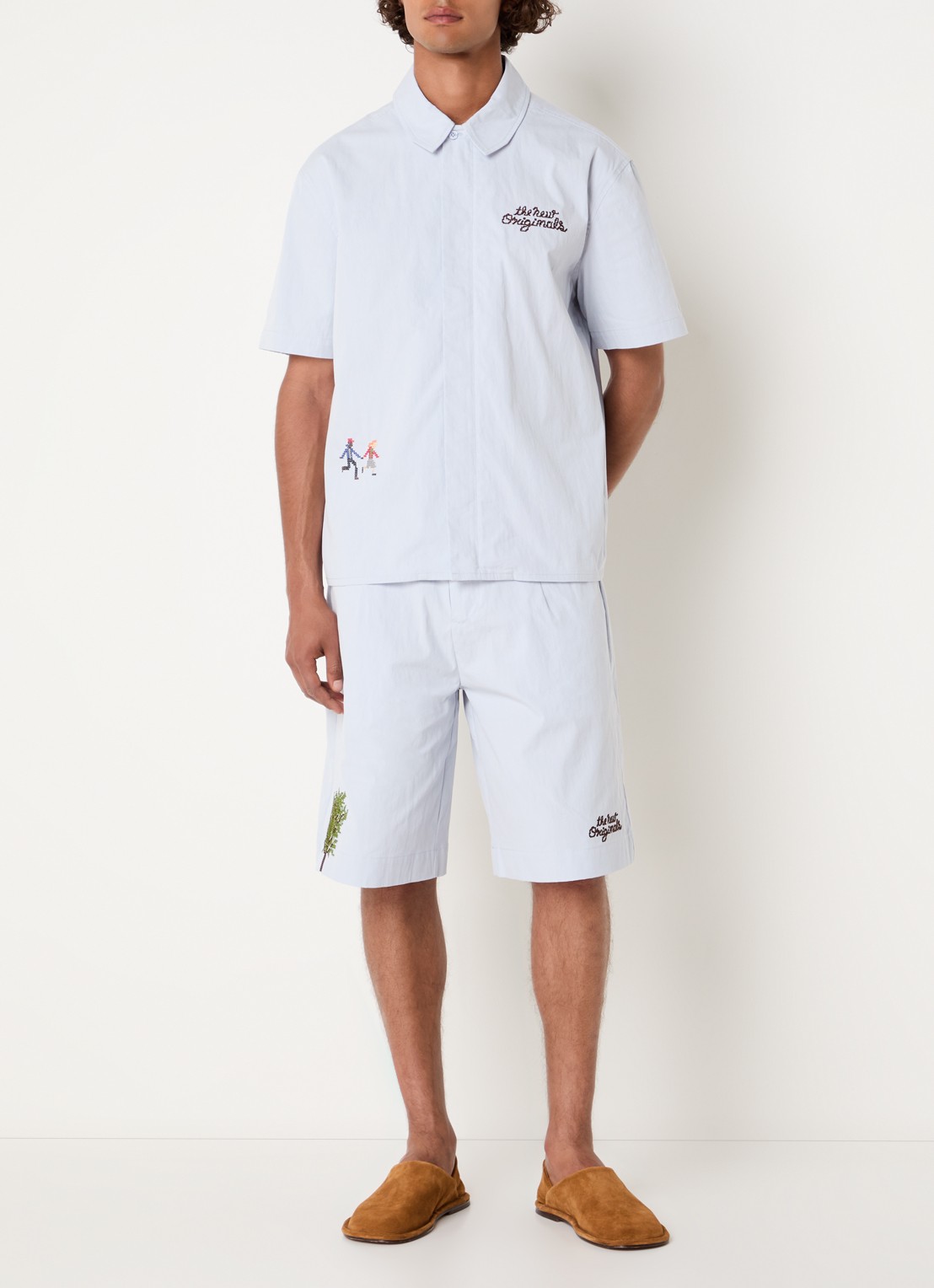 The New Originals Block Party loose fit korte broek met borduring en steekzakken - voorkant 2 lichtblauw