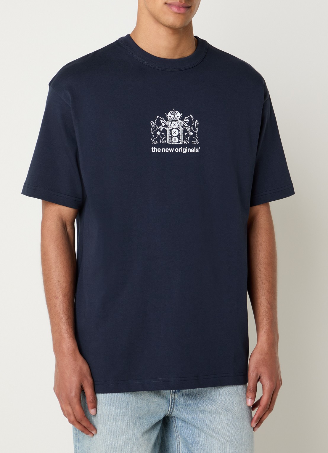 The New Originals Lion Speaker Tee met front- en backprint - achterkant donkerblauw