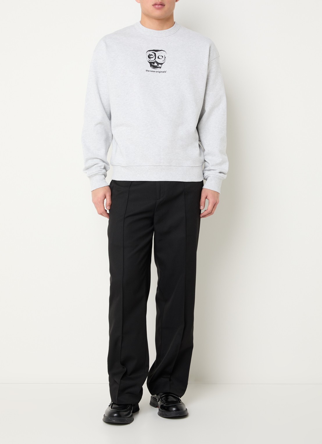 The New Originals Mask sweater met logo- en backprint - voorkant 3 grijsmele