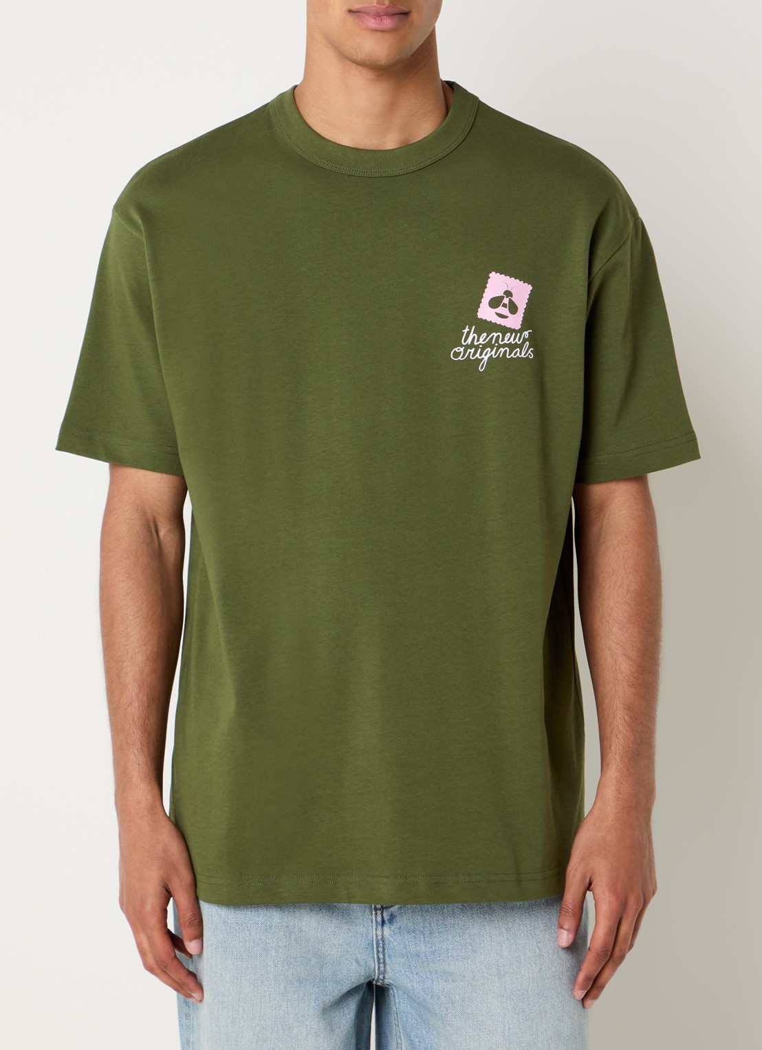 The New Originals Postal Bee T-shirt met front- en backprint - achterkant legergroen