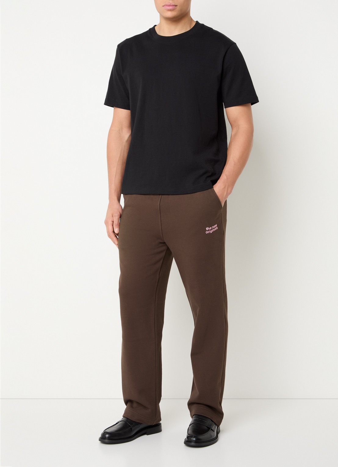 The New Originals Straight fit joggingbroek met steekzakken - voorkant 2 donkerbruin