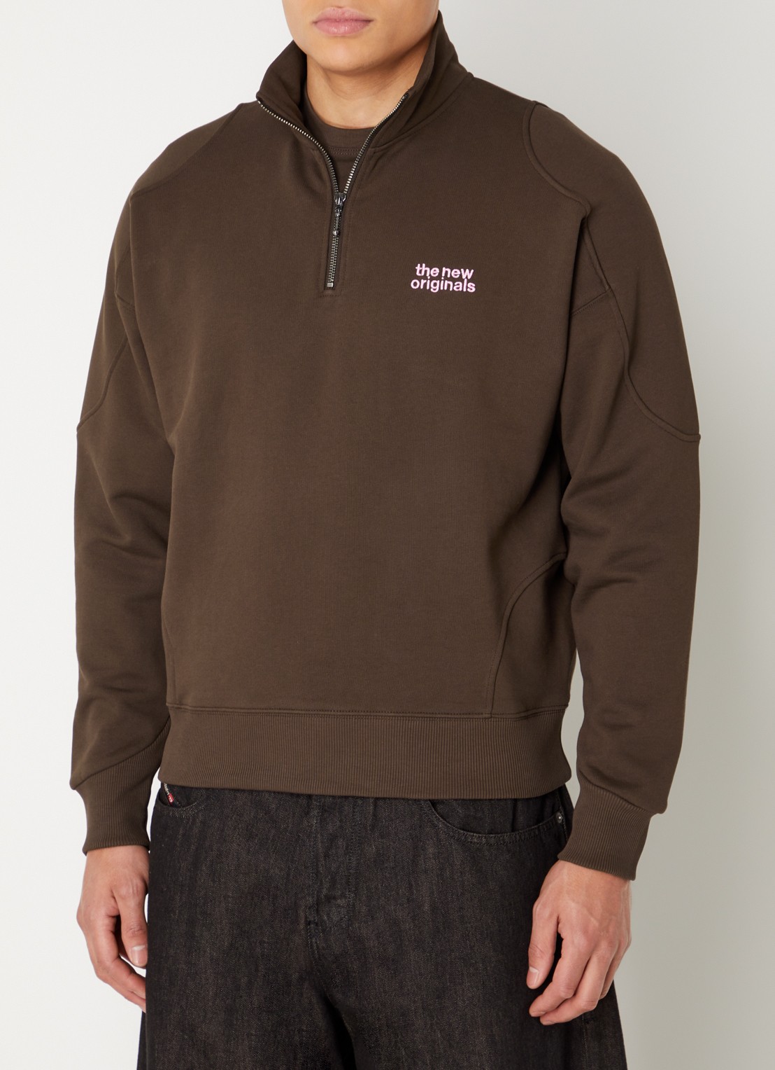 The New Originals Sweater met halve rits en logo - detail 2 donkerbruin