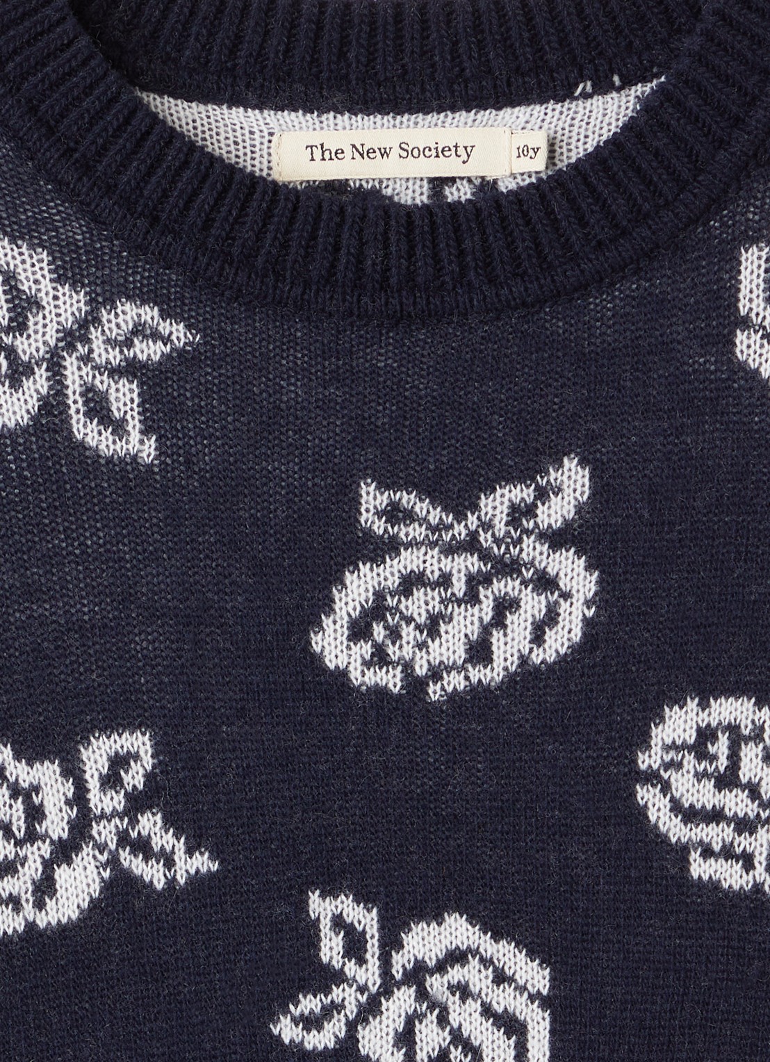 The New Society Fleckers grofgebreide trui met ingebreid patroon - detail 3 donkerblauw