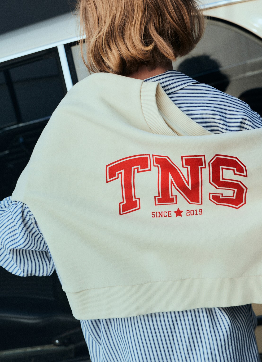 The New Society Tansy sweater met logoprint - detail 2 creme