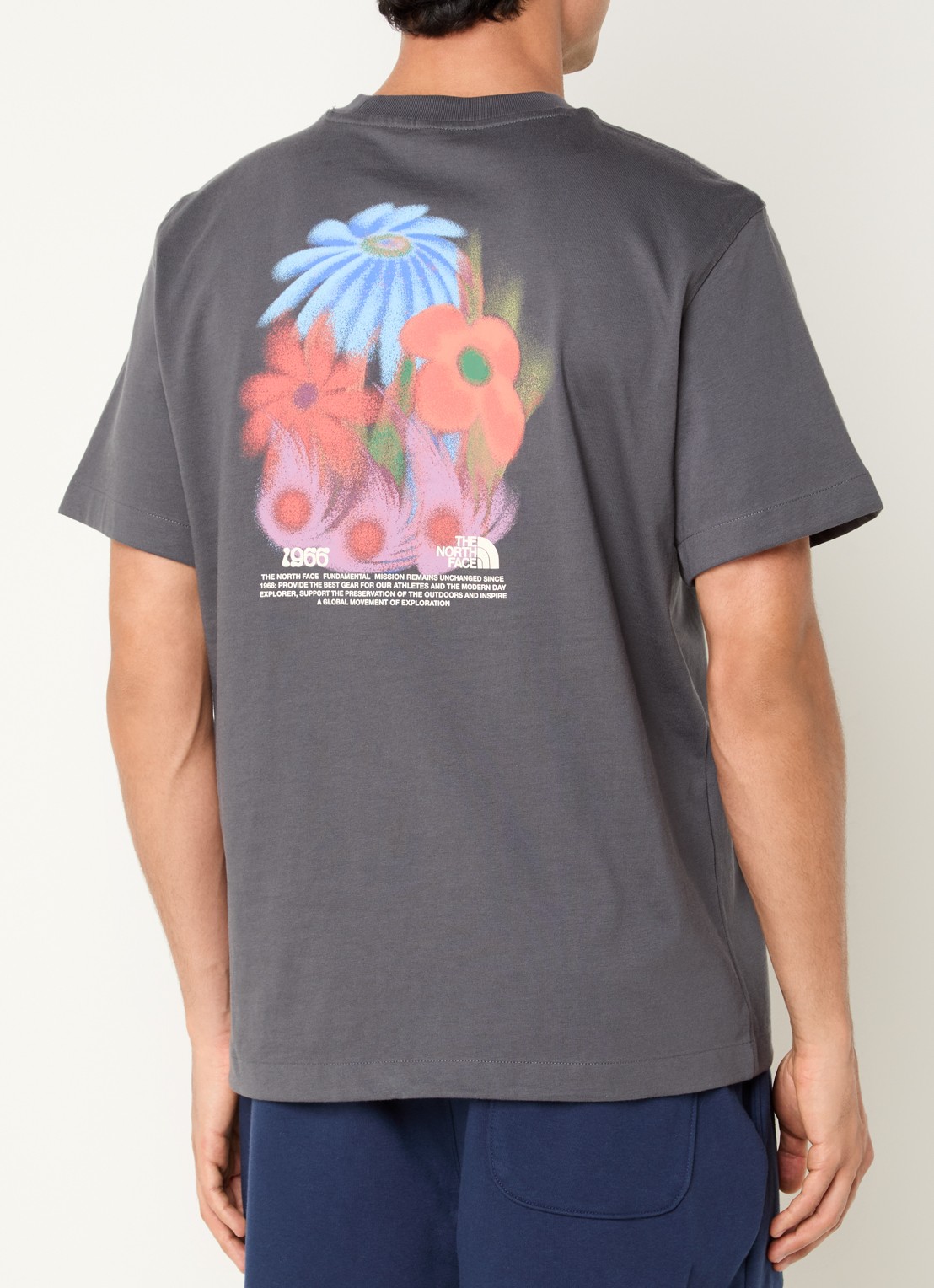 The North Face 1966 Flora T-shirt met logo- en backprint - detail antraciet