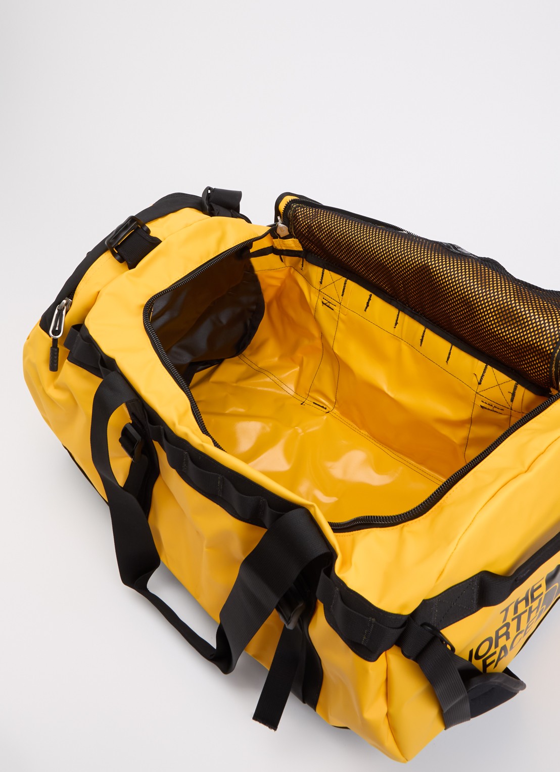 The North Face Base Camp Duffel M weekendtas met verstelbare schouderriem - detail 2 geel