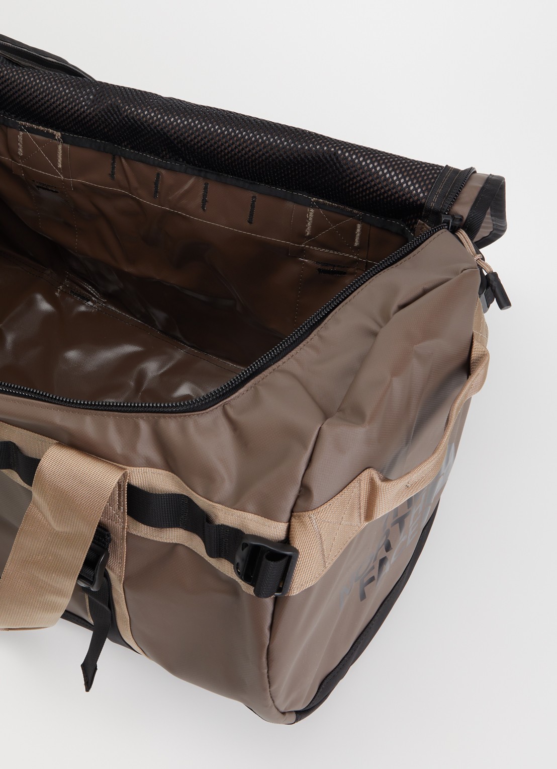 The North Face Base Camp duffel M weekendtas met verstelbare schouderriem  - detail bruin