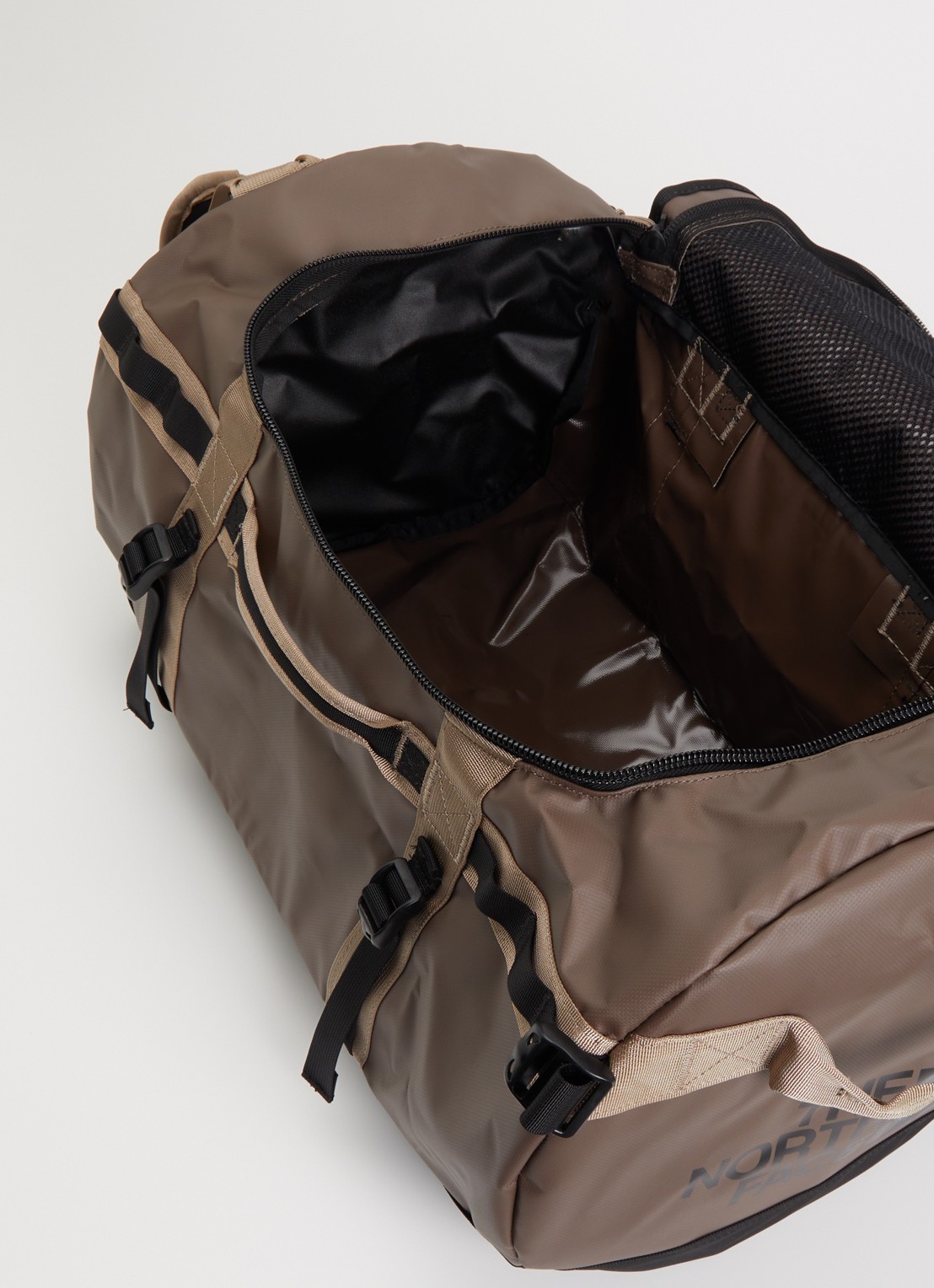 The North Face Base Camp Duffel S weekendtas met verstelbare schouderriem - detail bruin