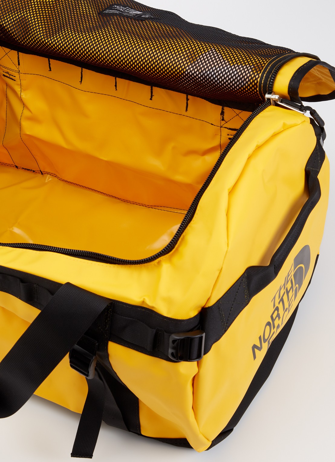 The North Face Base Camp Large opvouwbare weekendtas met afneembare schouderriem - detail geel