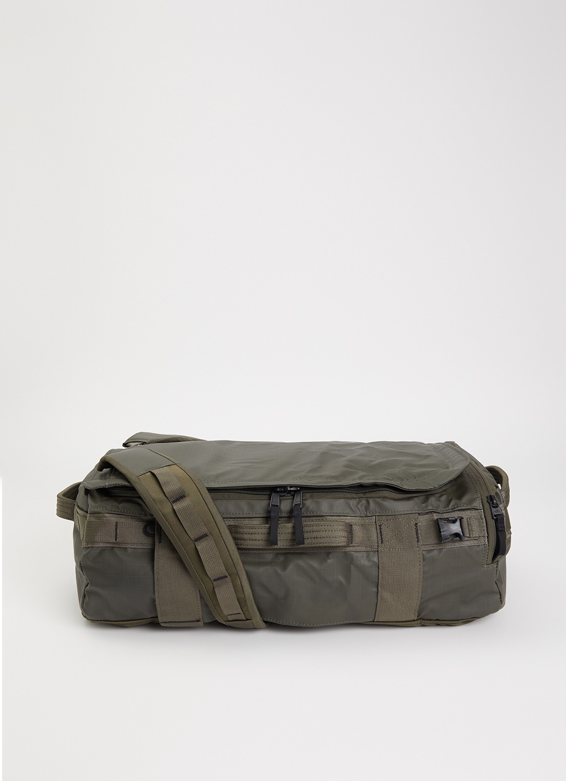 The North Face Base Camp Voyager 32L rugzak met 15 inch laptopvak - voorkant groen