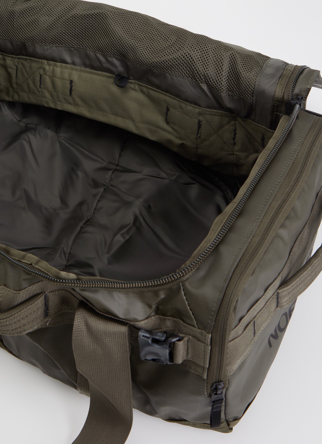 The North Face Base Camp Voyager 42L weekendtas met 15 inch laptopvak - detail legergroen