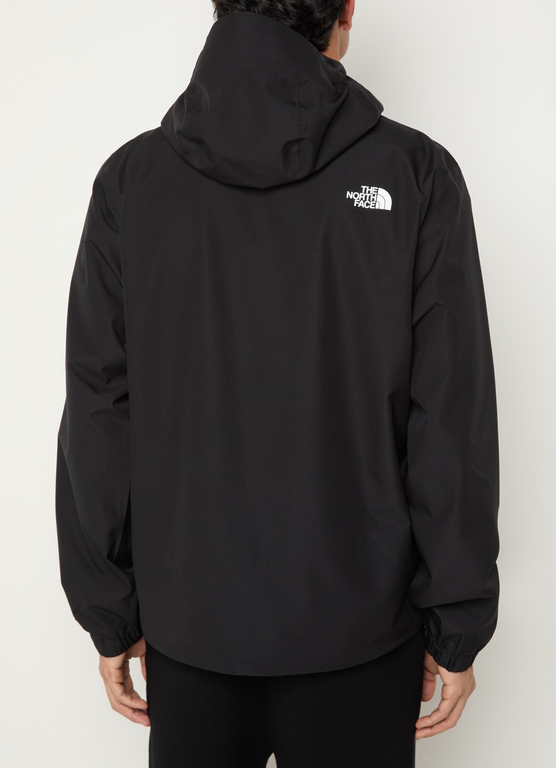 The North Face Quest windjack met capuchon en ritszakken - achterkant zwart