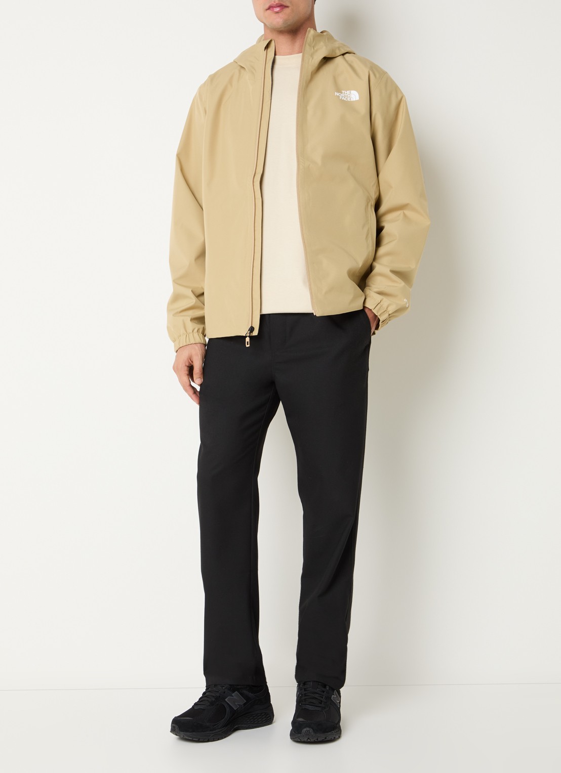 The North Face Quest windjack met capuchon en ritszakken - voorkant 2 beige
